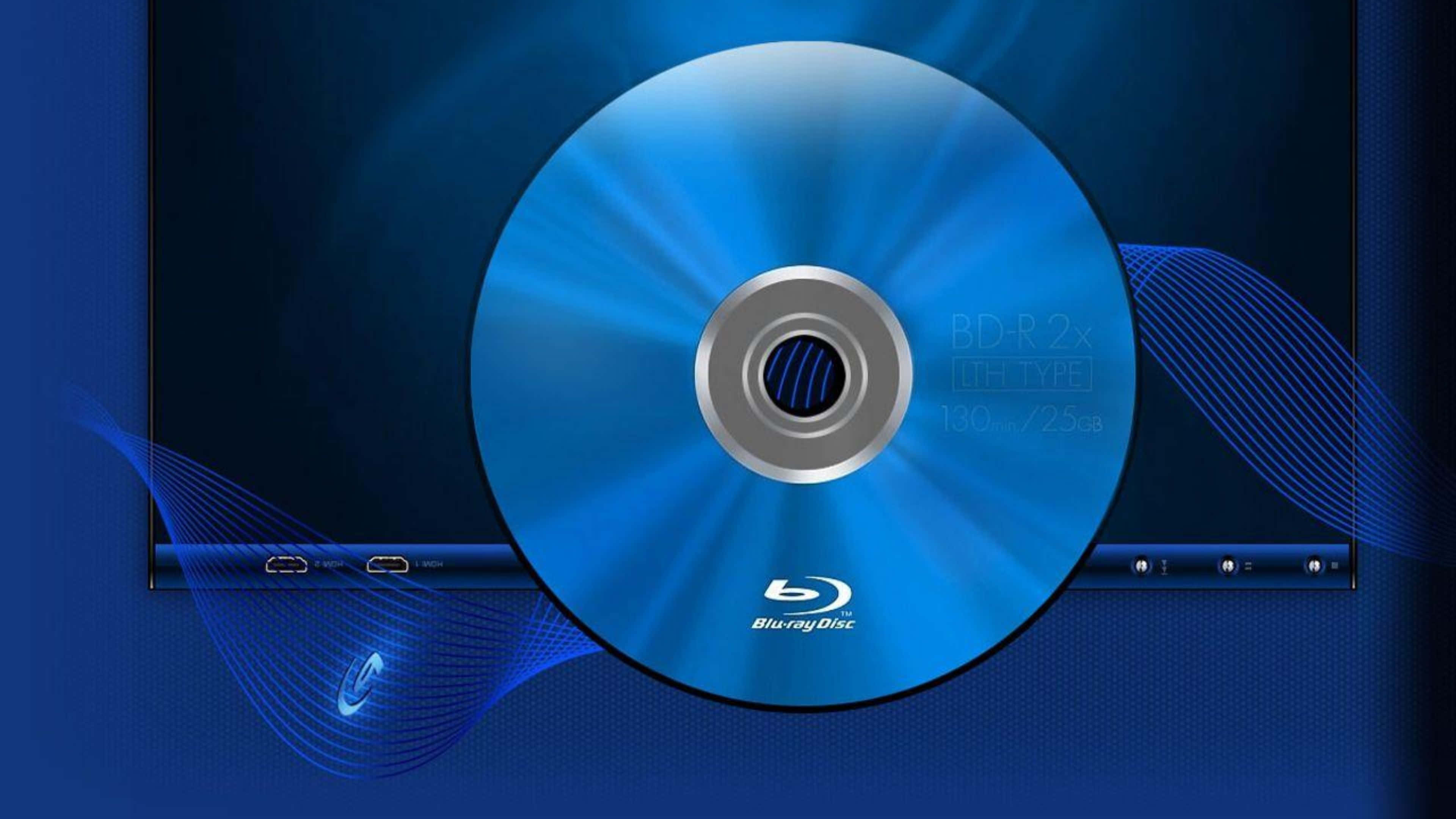 4K Blu-ray 桌布 壁紙 — 發光的藍色 Blu-ray 光碟漂浮在時尚的媒體播放器上方，周圍環繞著輻射藍色光條。