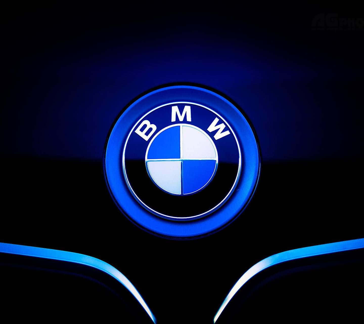 Bmw Logo 桌布 壁紙 — 發光的藍色BMW標誌，在深色背景上搭配時尚的藍色燈光點綴。