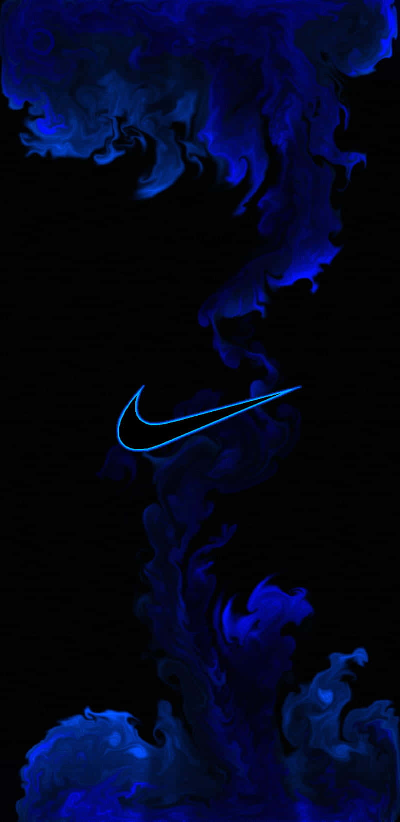 Blue Nike 桌布 壁紙 — 發光的藍色Nike勾從旋轉的深藍色煙霧中浮現，背景為黑色。