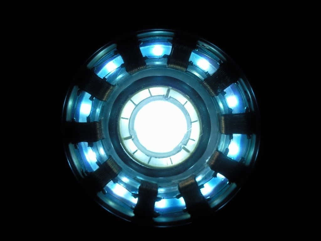 Iron Man Arc Reactor 桌布 壁紙 — 發光的藍色弧形反應堆核心在漆黑背景上明亮地脈動。