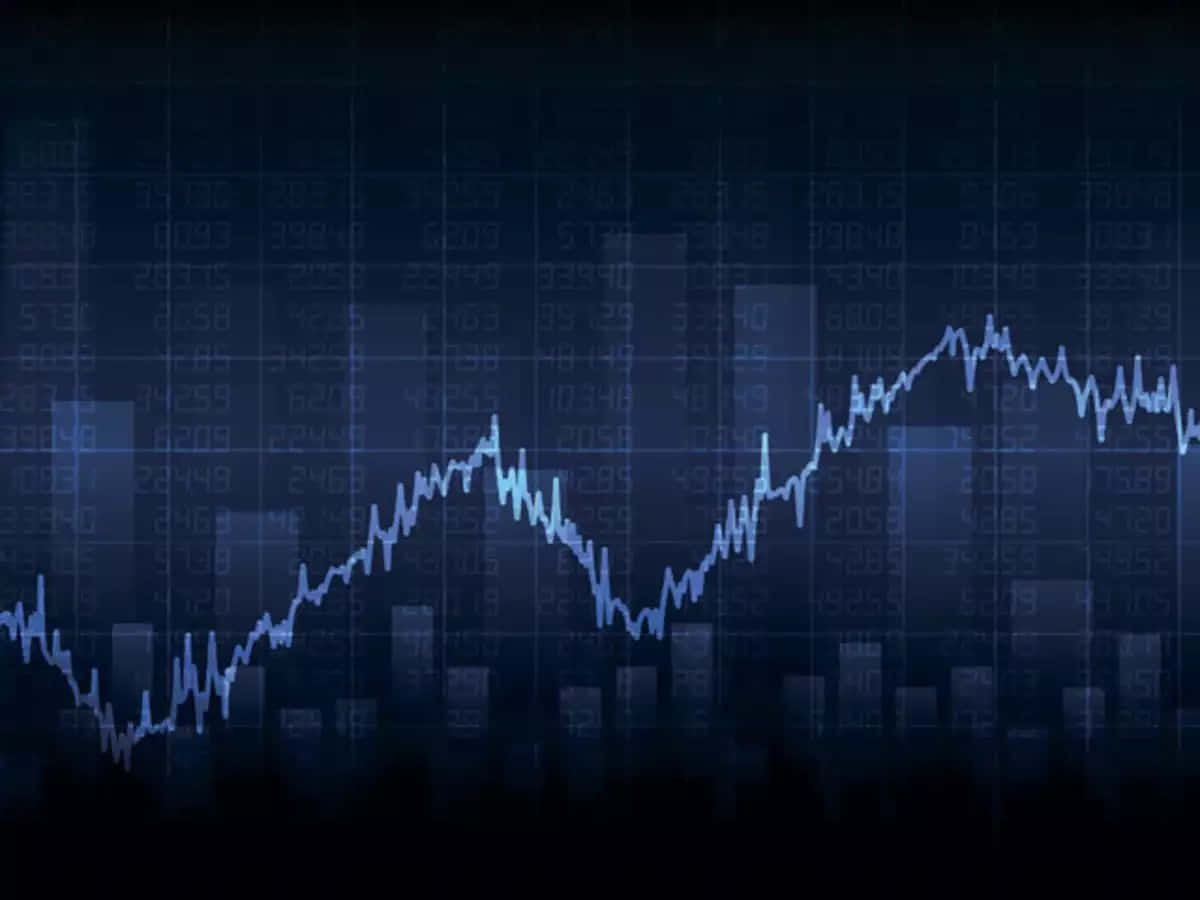 Stock Market 桌布 壁紙 — 發光的藍色股票市場圖表在深色金融數據數字網格上上下波動。