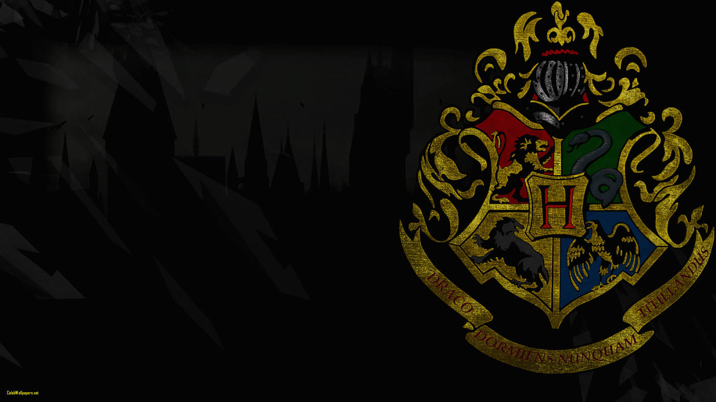 Harry Potter iPad 桌布 壁紙 — 發光的金色霍格華茲校徽，帶有四個學院的標誌，在黑暗的幾何城堡剪影中脫穎而出。