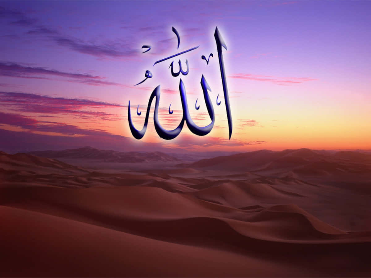 Allah 桌布 壁紙 — 發光的阿拉伯書法中的「阿拉」一詞漂浮在日落時分的沙漠上空，天空呈現紫色和橙色。
