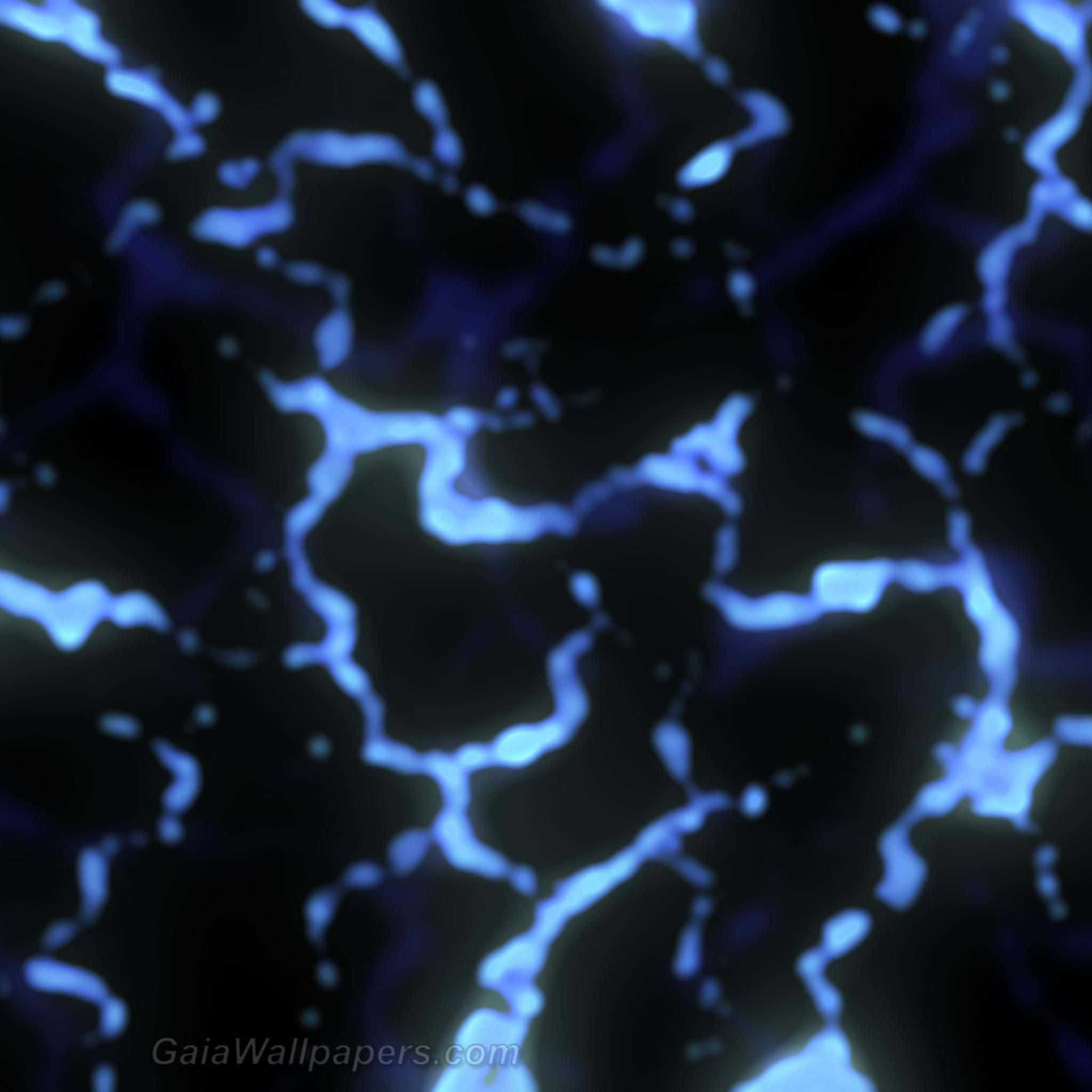 Plasma 桌布 壁紙 — 發光的電藍色閃電裂紋照亮了深黑色抽象背景，邊緣柔和模糊。