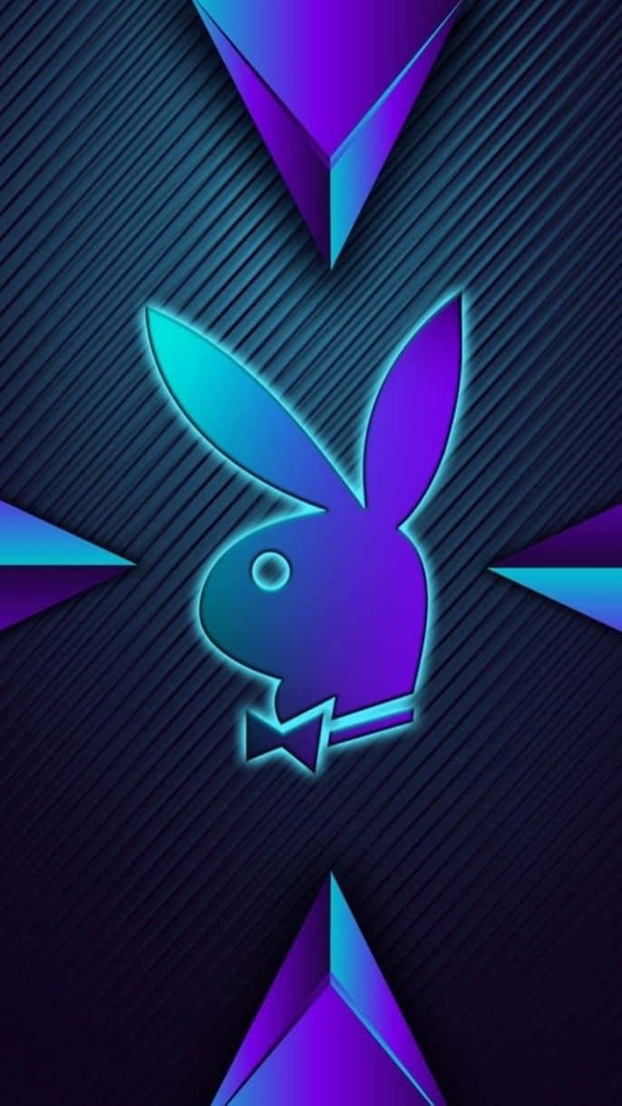 playboy 桌布 壁紙 — 發光的霓虹藍色和紫色Playboy兔子標誌，居中在帶有幾何形狀的深色紋理背景上。