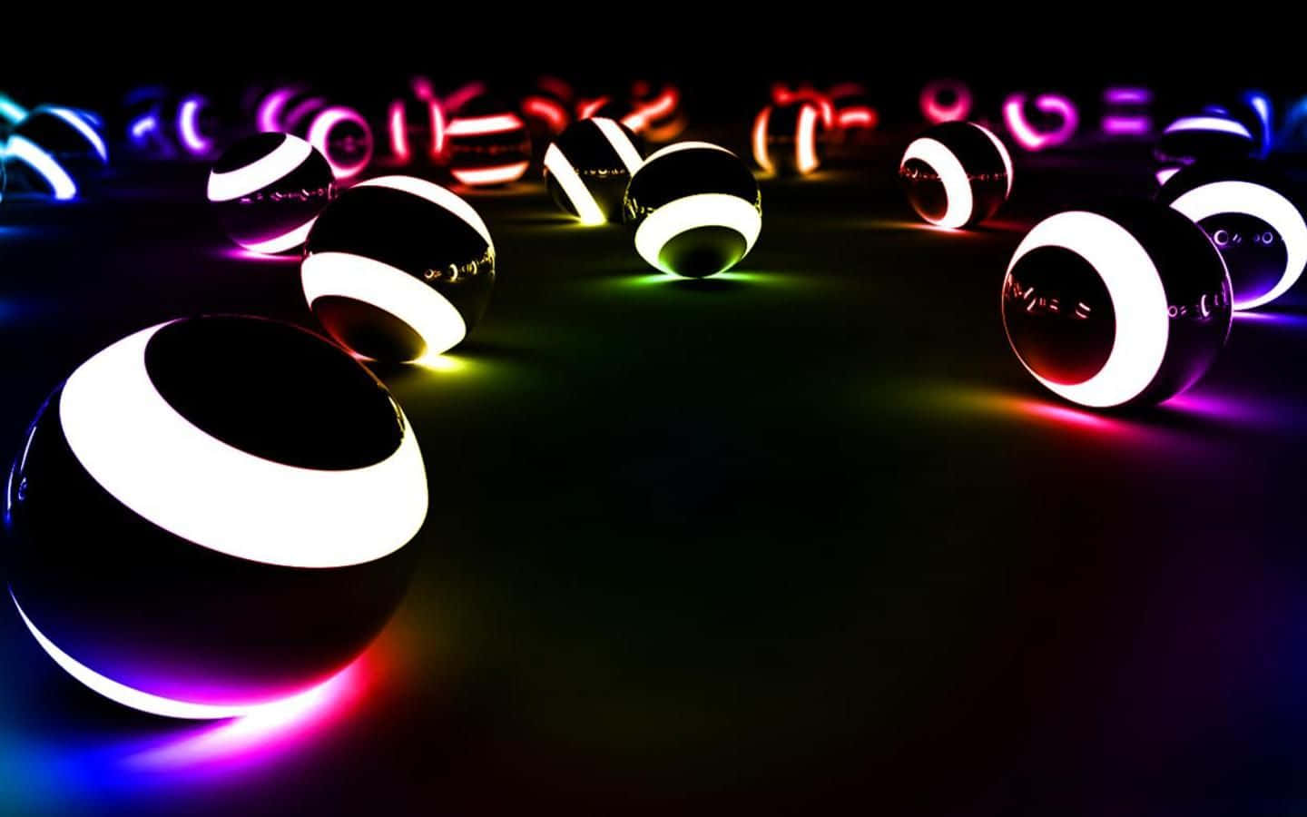 Neon Lights 桌布 壁紙 — 發光的黑色球體帶有明亮的白色條紋，在黑暗表面上發出鮮豔的彩虹光。