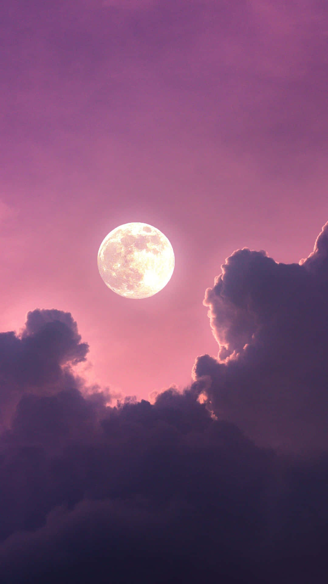 滿月穿過紫色雲層在夜晚發光