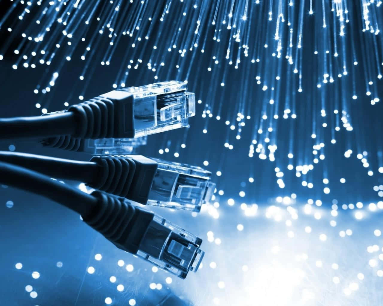 Ethernet 桌布 壁紙 — 發光藍色光纖背景下的以太網電纜特寫，帶有閃爍的光粒子。