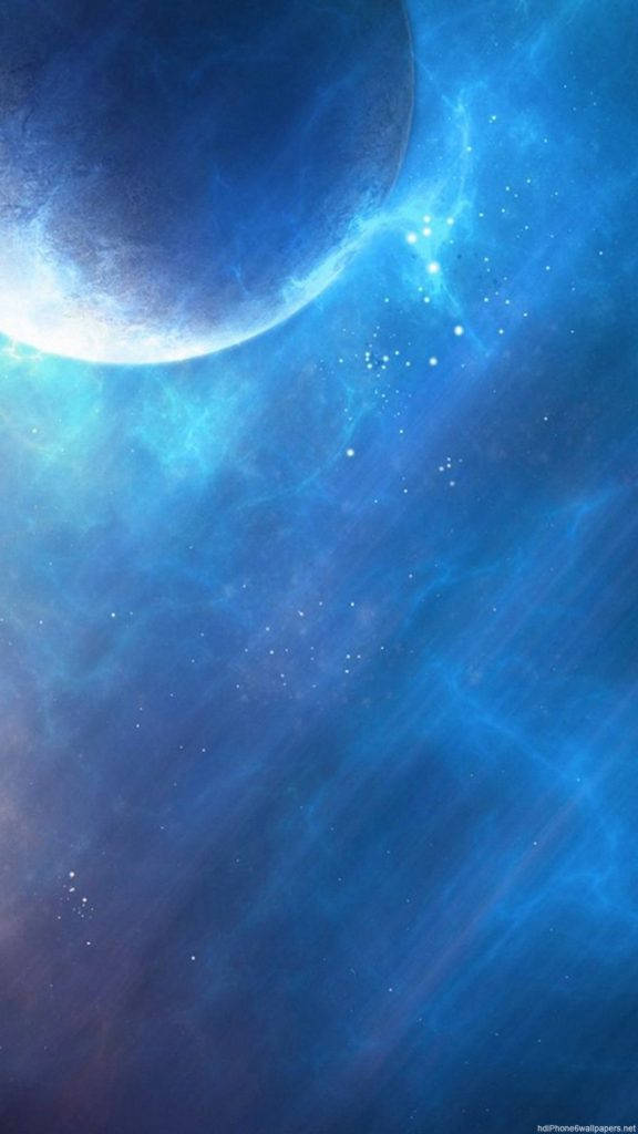 發光藍色太空手機壁紙 壁紙 — 廣闊的宇宙場景，有一顆發光的藍色行星和充滿閃爍星雲的漩渦星雲。