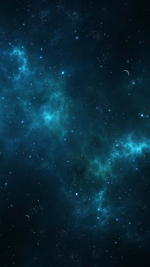 發光藍色氣體星雲星空背景 壁紙 — 一個廣闊的宇宙場景，充滿了發光的藍綠色星雲和散落的星星，背景是深邃的黑色虛空，帶有新月。