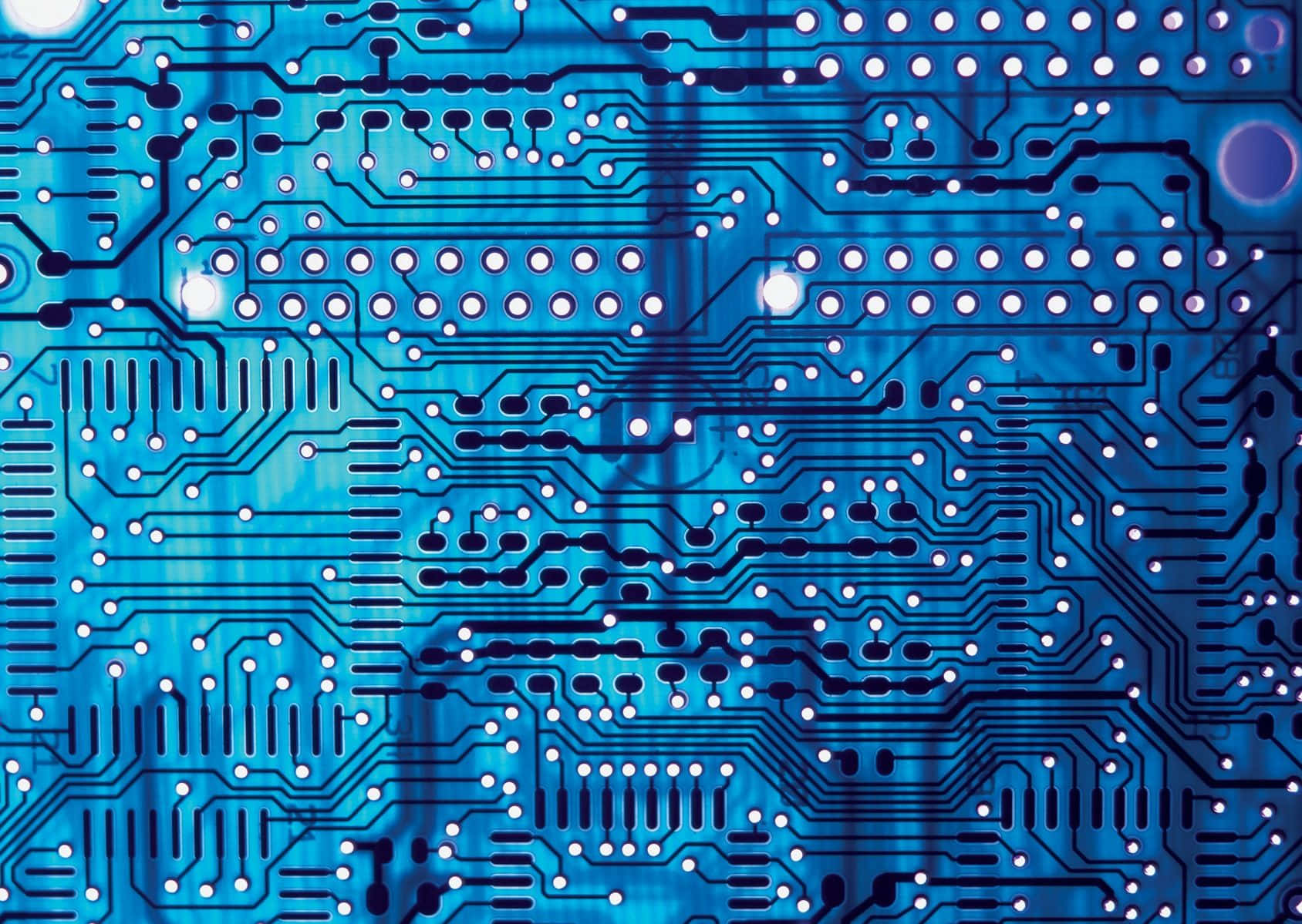 Electronics 桌布 壁紙 — 發光藍色電路板的特寫，帶有複雜的路徑和發光的焊接點。