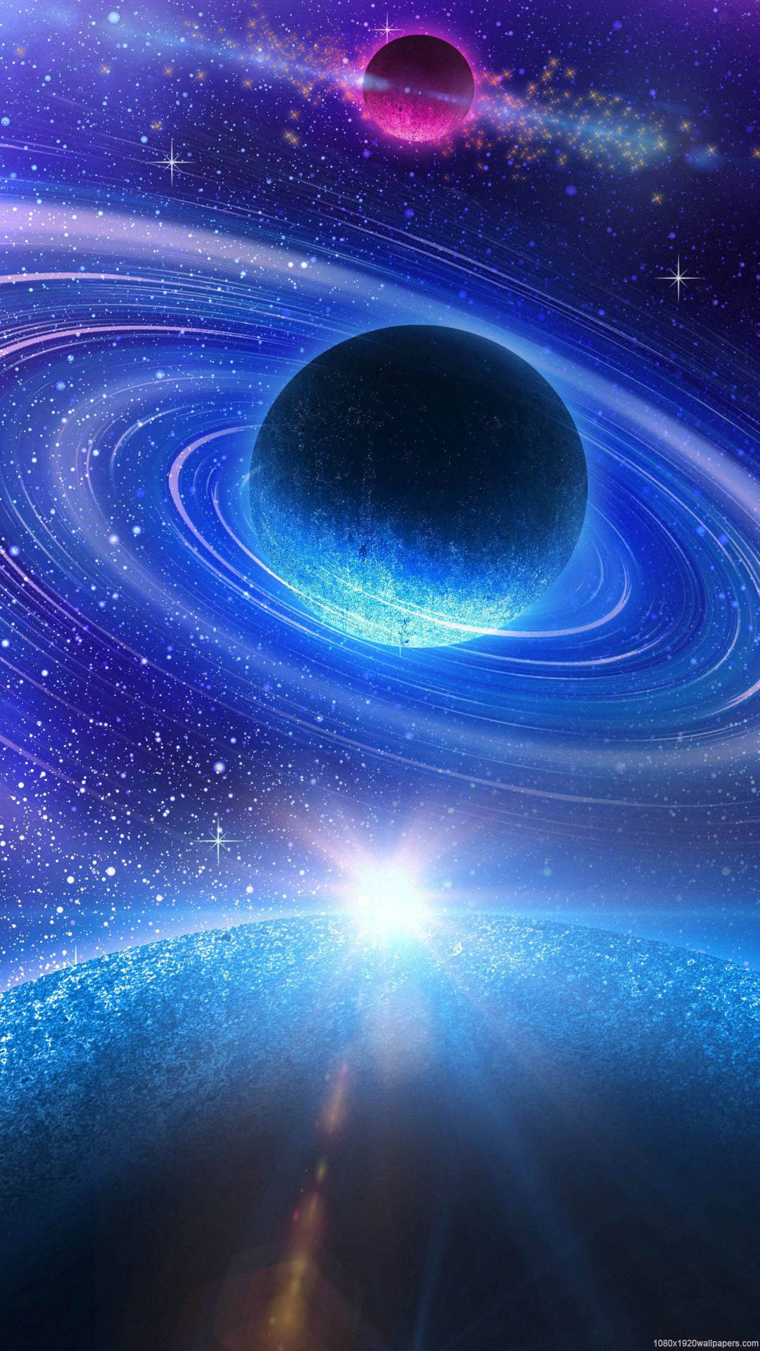 發光行星驚奇手機 壁紙 — 一個宇宙場景，一顆發光的藍色行星被旋轉的環圍繞，遠處還有一顆粉紅色行星，背景是繁星點點的紫色天空。