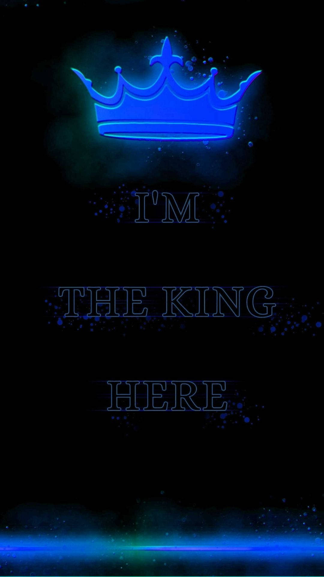 發光霓虹國王 壁紙 — 發光的藍色皇冠和文字「I'M THE KING HERE」在帶有閃爍粒子的深色背景上漂浮。