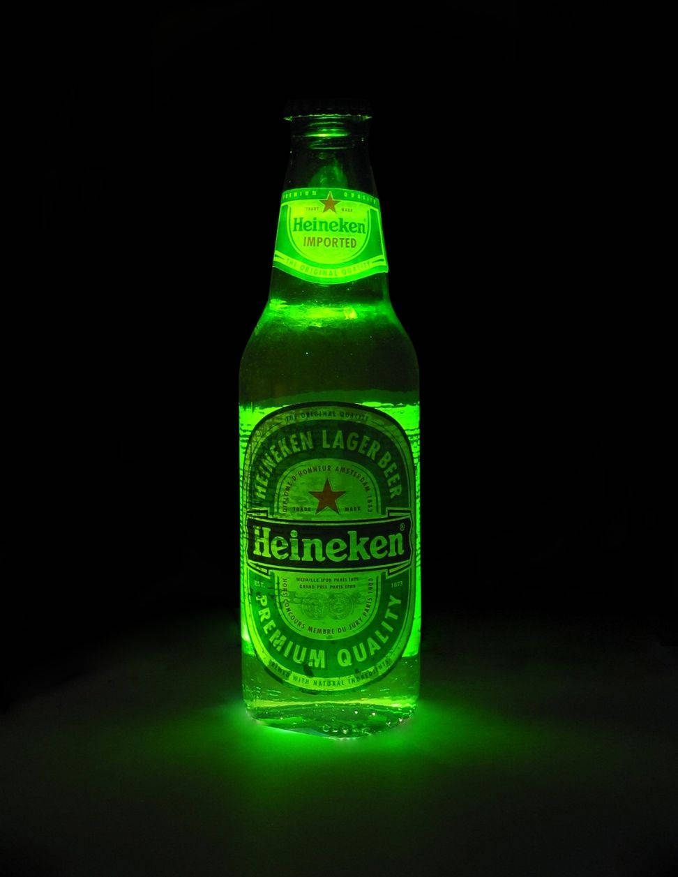 黑暗中發光的綠色喜力啤酒瓶