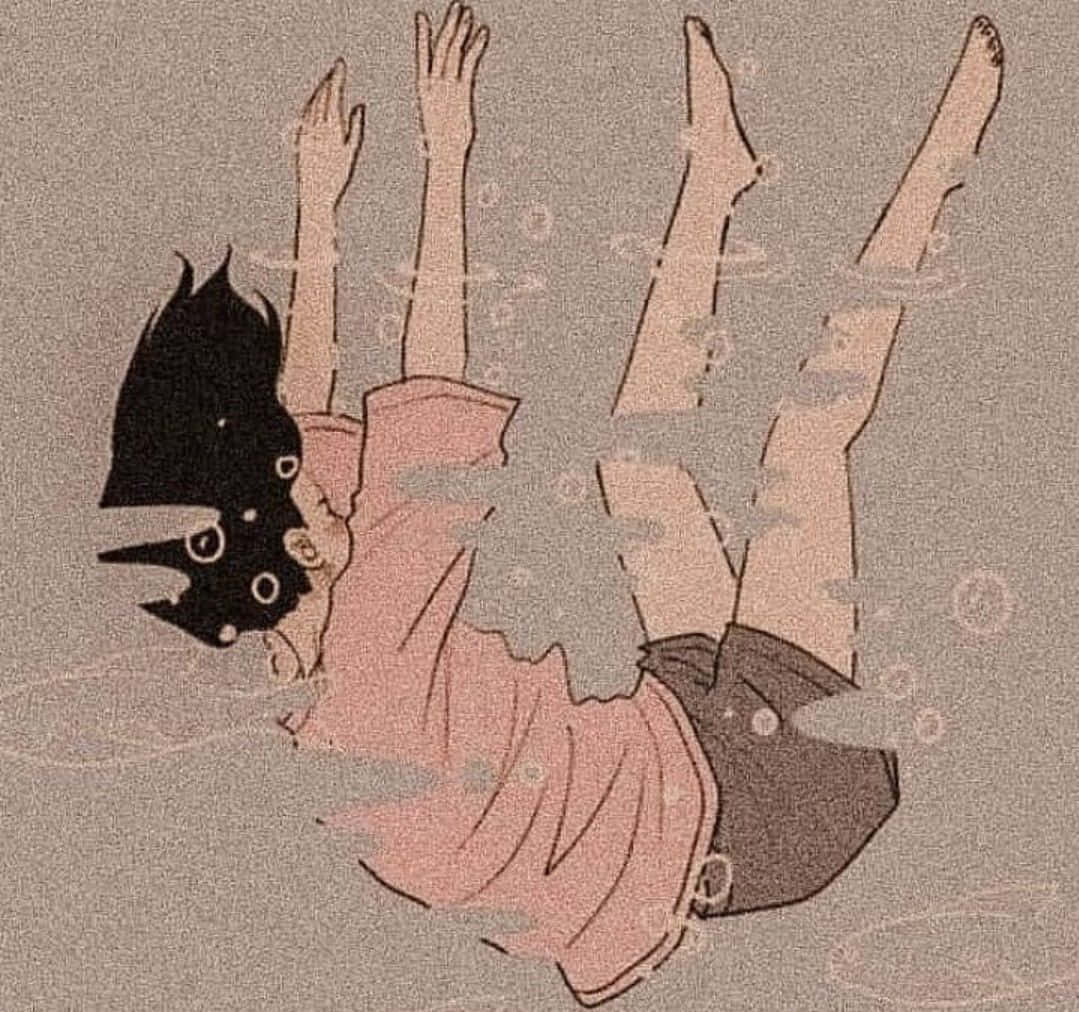 女孩穿著粉紅色裙子在水中倒立漂浮，周圍有氣泡。