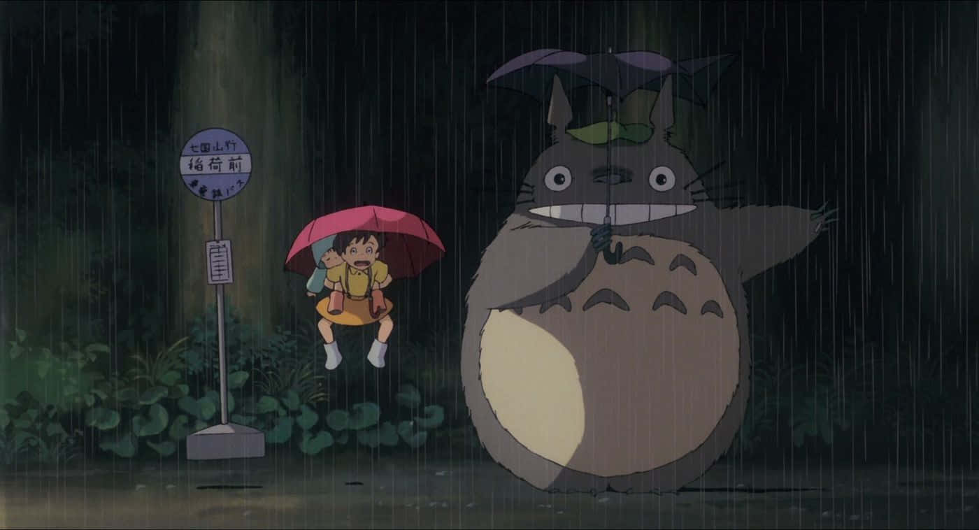龍貓和一個小孩在雨夜的森林裡共用雨傘。