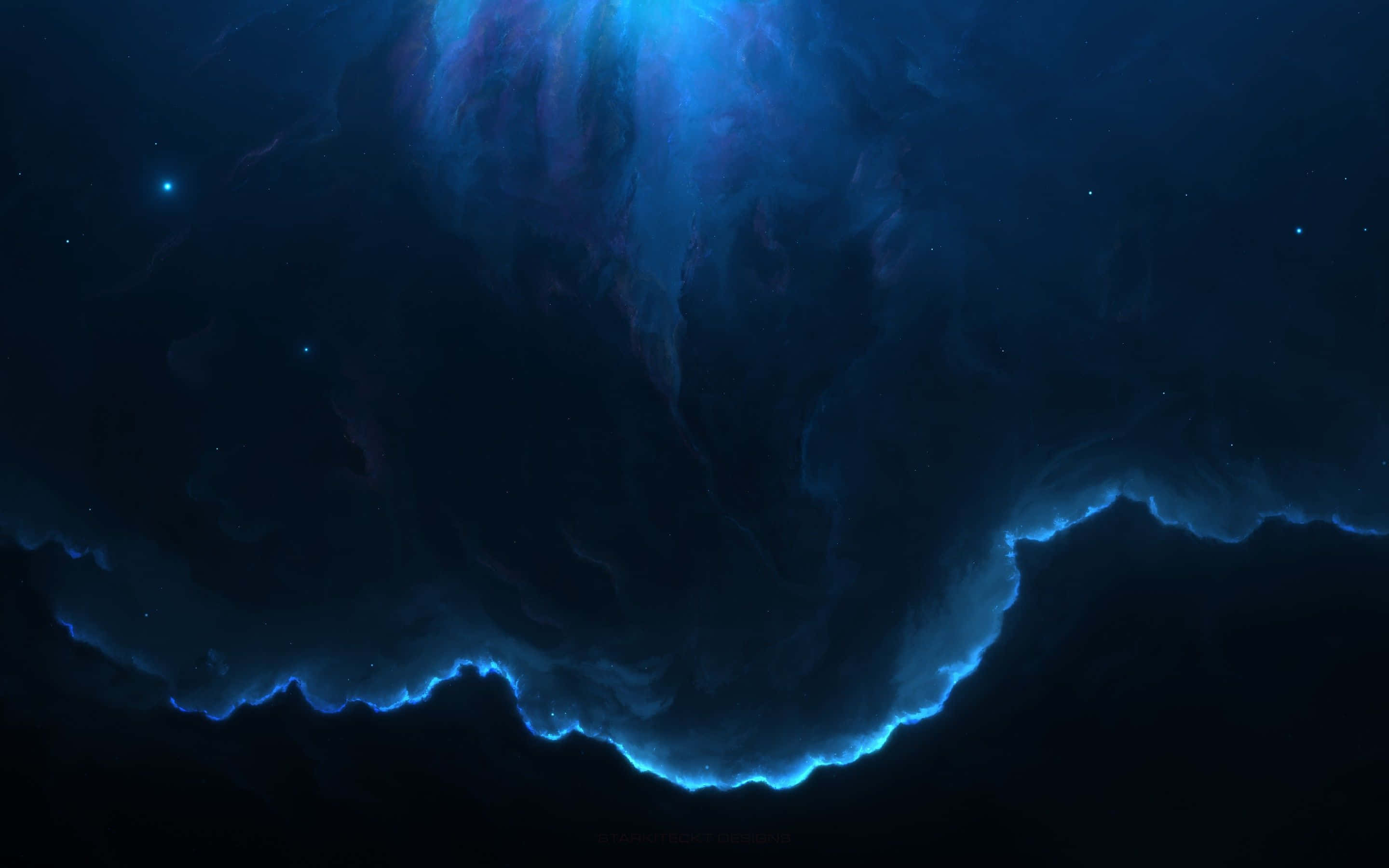 發現藍色宇宙的美麗 壁紙 — 一個宇宙星雲在佈滿星辰的虛空中散發出電光藍和紫羅蘭色調，形成一個發光的波浪狀結構。