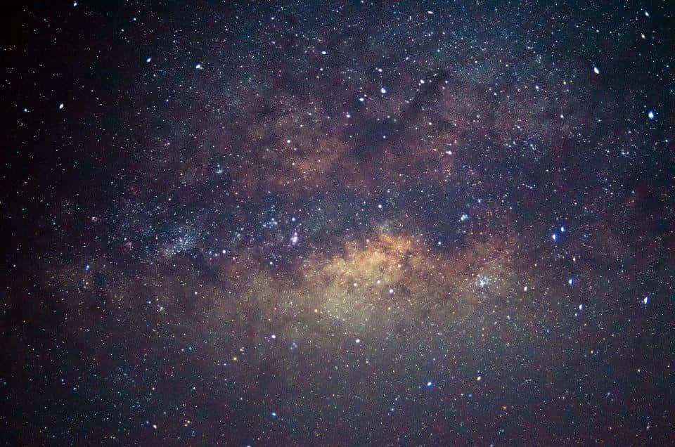 銀河系在夜空中閃耀著發光的星雲和無數的星星。