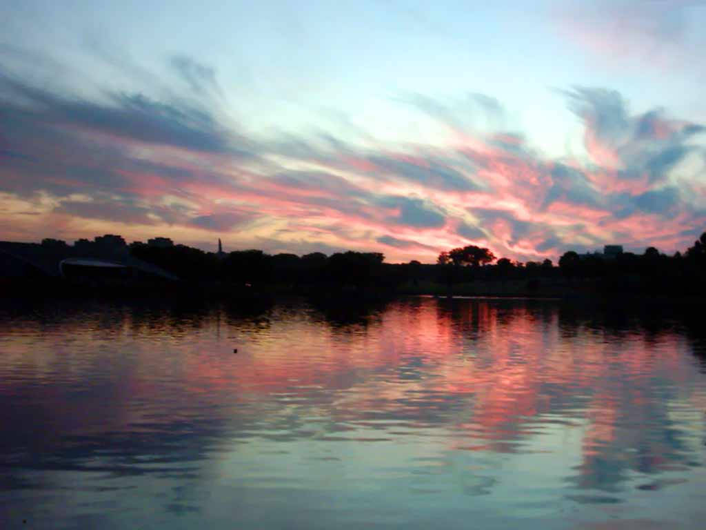 白俄羅斯湖畔夕照 壁紙 — 寧靜的湖泊映照出色彩繽紛的日落天空，天空繪有粉紅、橙色和藍色的雲彩。