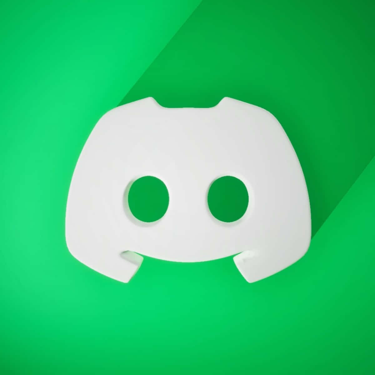 白色 Discord 標誌鏤空在綠色漸變背景上