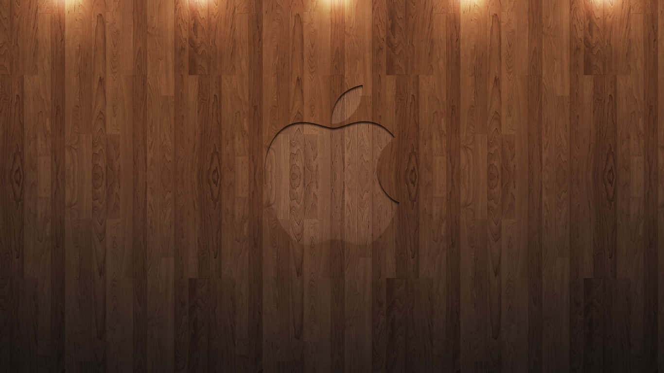 白底紅蘋果 壁紙 — 在柔和頂燈下，溫暖木板上刻有簡約的Apple標誌。