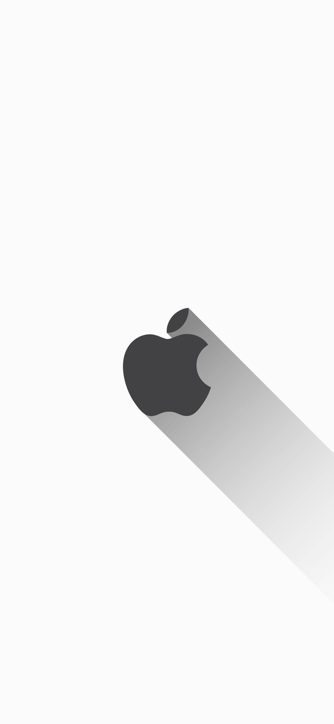 白底蘋果標誌 iPhone 壁紙 — 一個極簡的深灰色Apple標誌在純白背景上投射出長長的對角線陰影。
