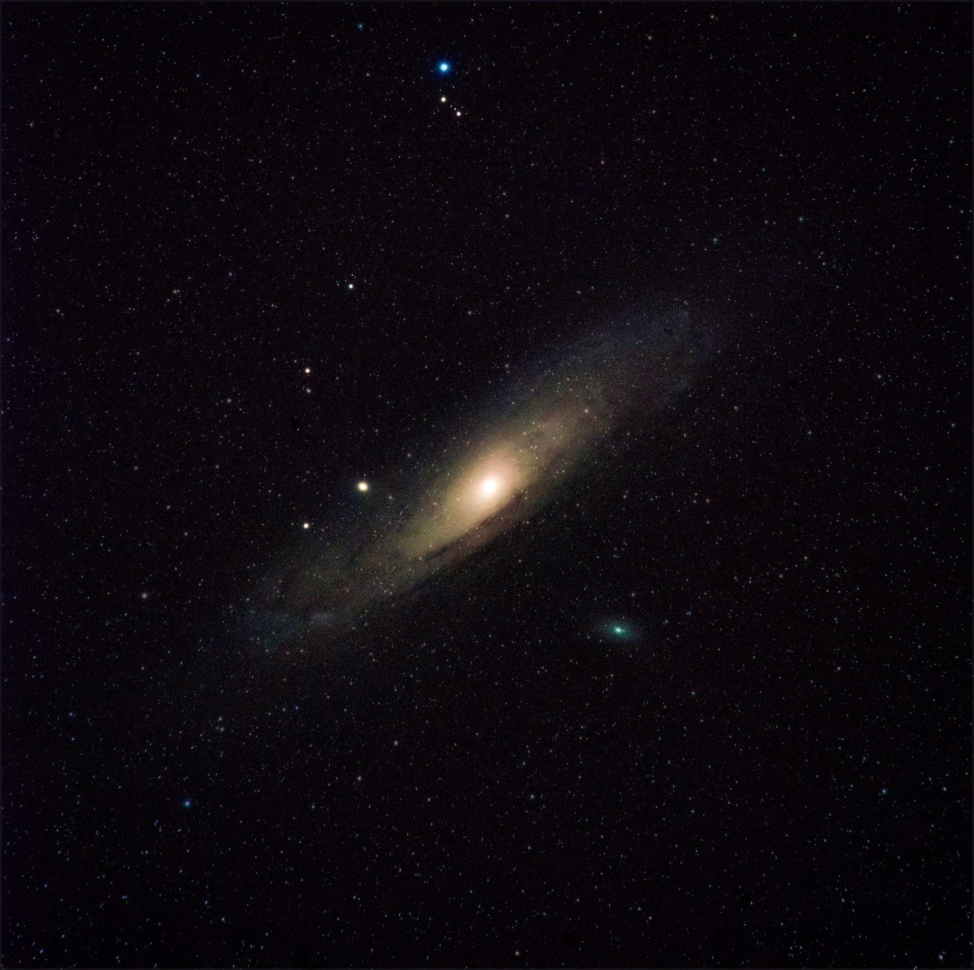深空中帶有明亮核心和星空背景的螺旋星系。