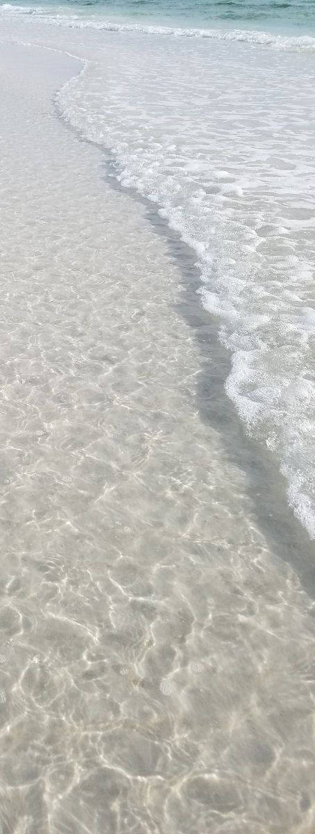白沙碧水美學風景 壁紙 — 清澈見底的淺水在明亮的陽光下輕輕拍打著純淨的白色沙灘。