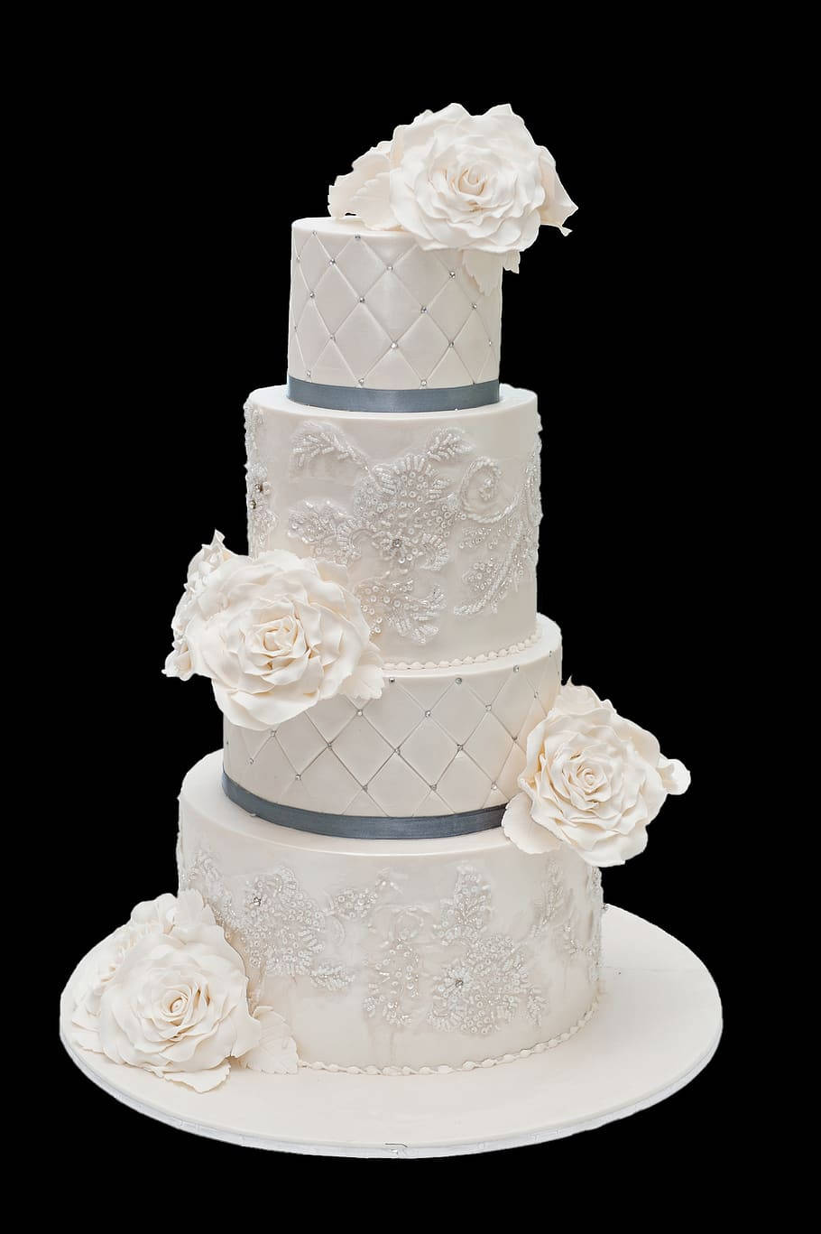 優雅的白色結婚蛋糕，帶有糖玫瑰和蕾絲細節，黑色背景。
