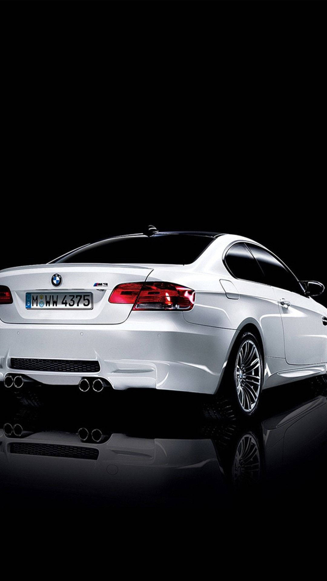 白色BMW M3跑車在黑色表面上的反射
