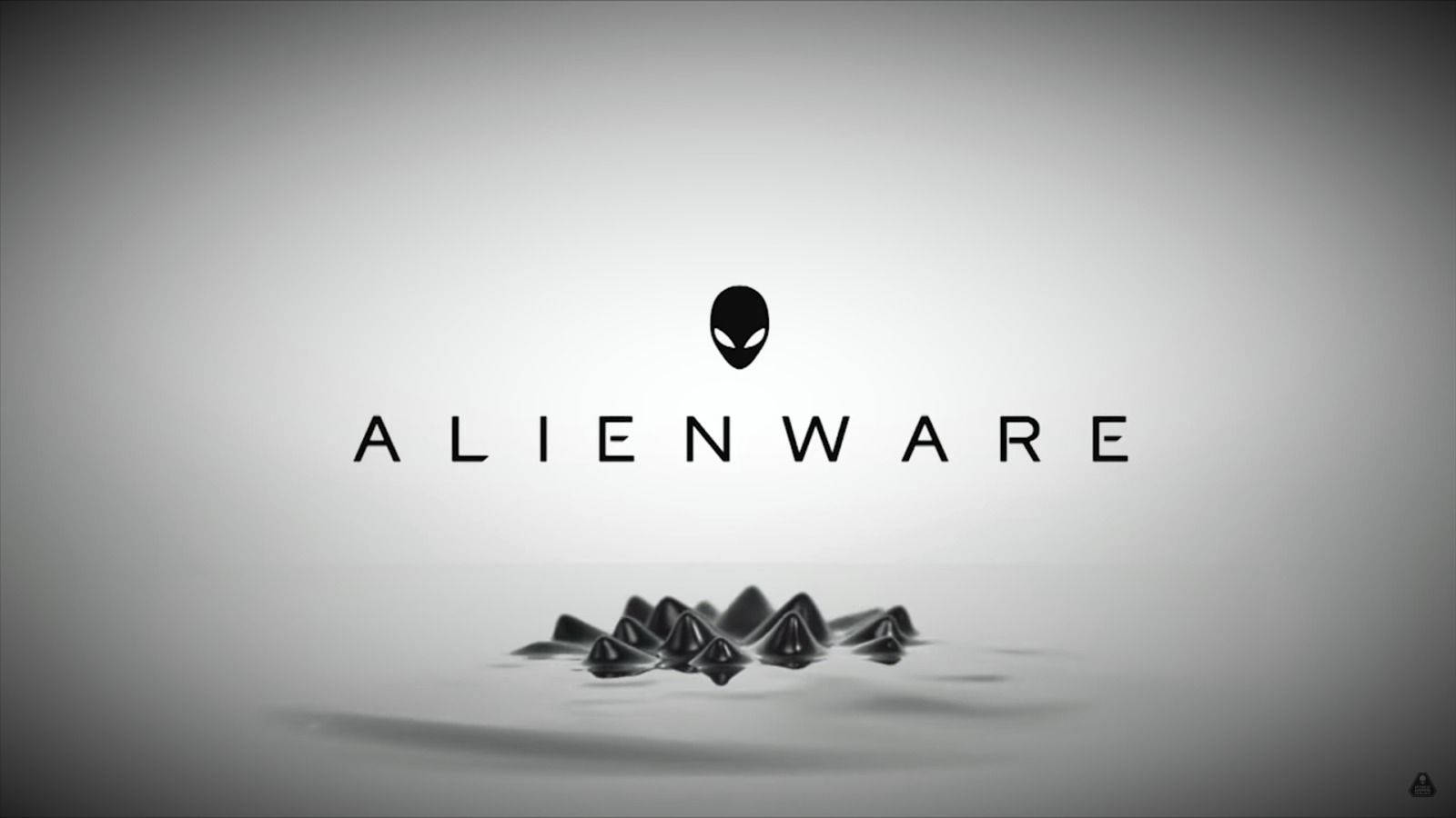 Alienware 標誌，外星人頭部在文字上方，漂浮在液體表面之上。