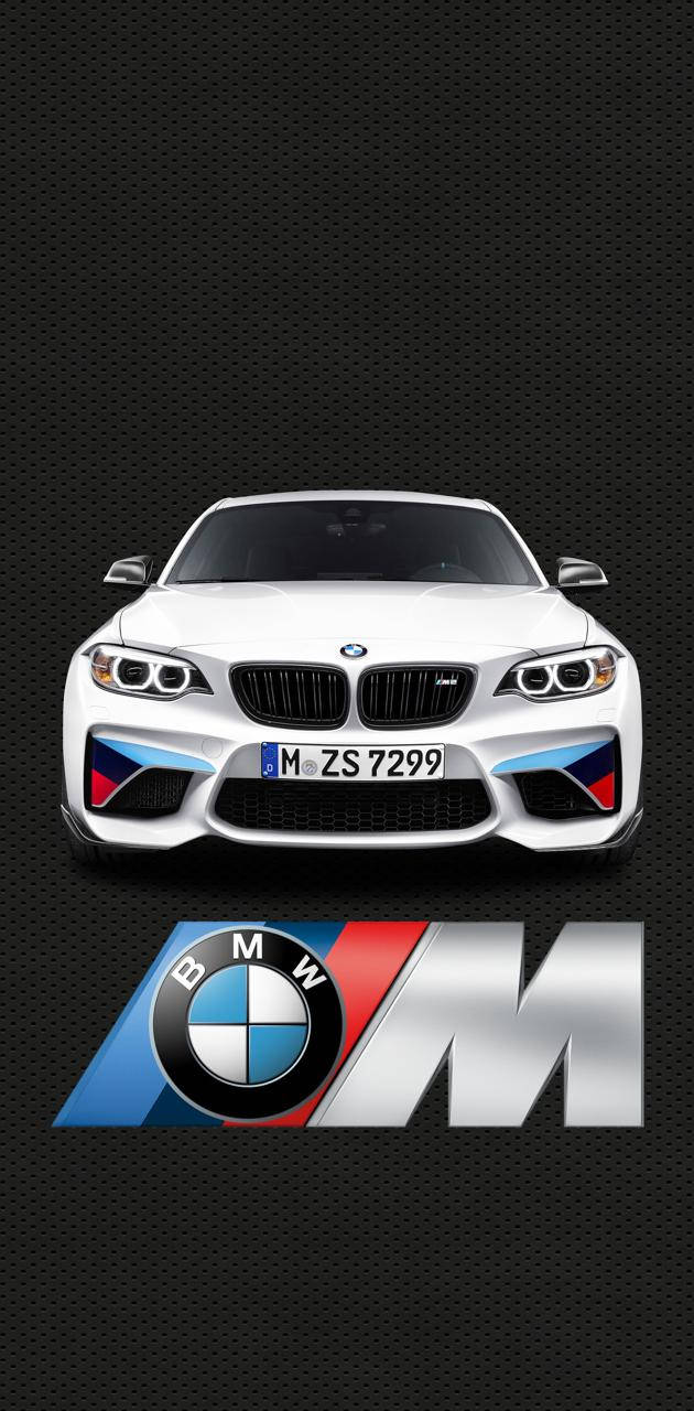 白色BMW M2跑車，帶有M標誌，背景為黑色紋理。