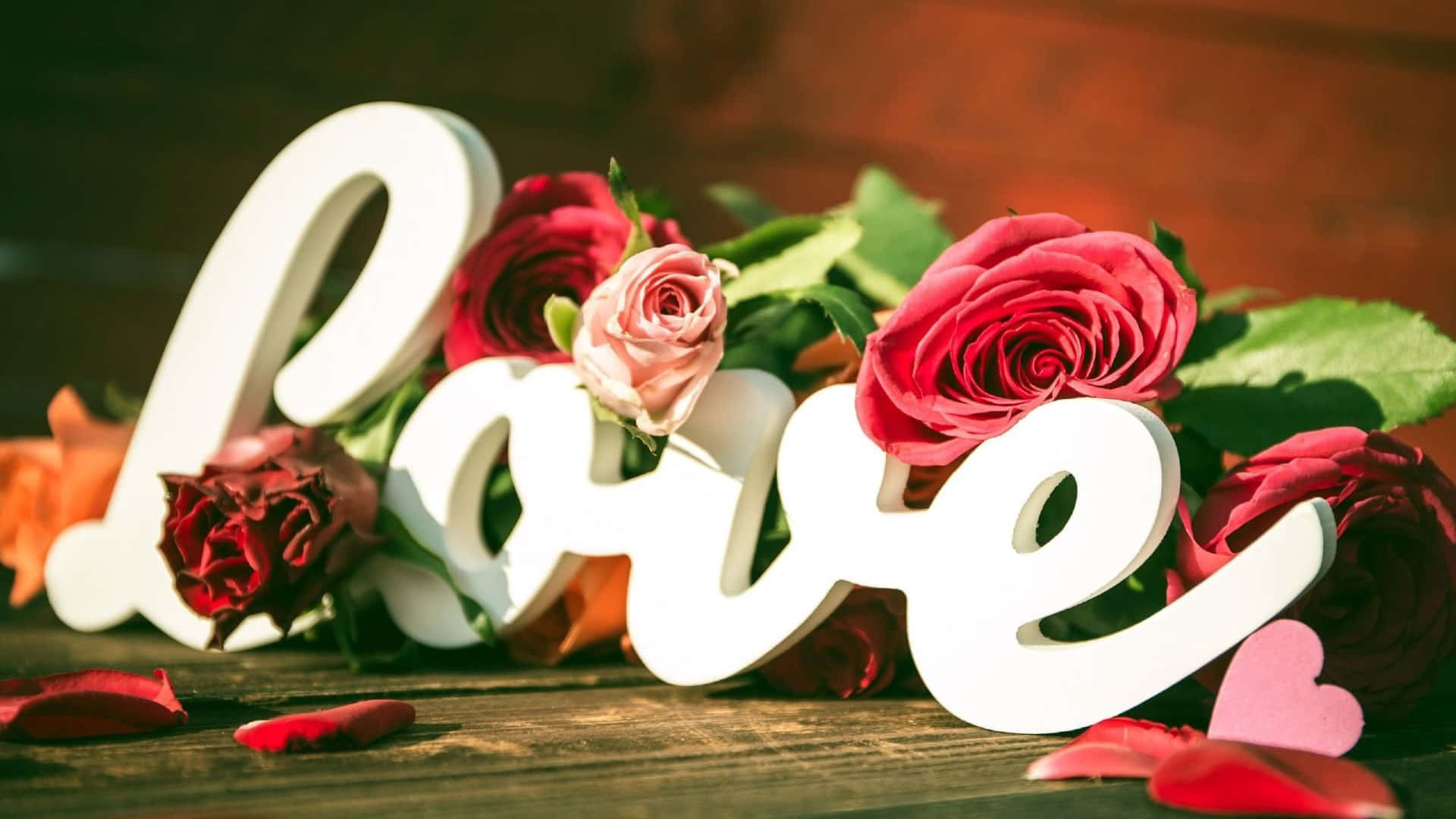 Beautiful Love 桌布 壁紙 — 白色 'love' 字母點綴在質樸木面上鮮豔的紅粉玫瑰之間。