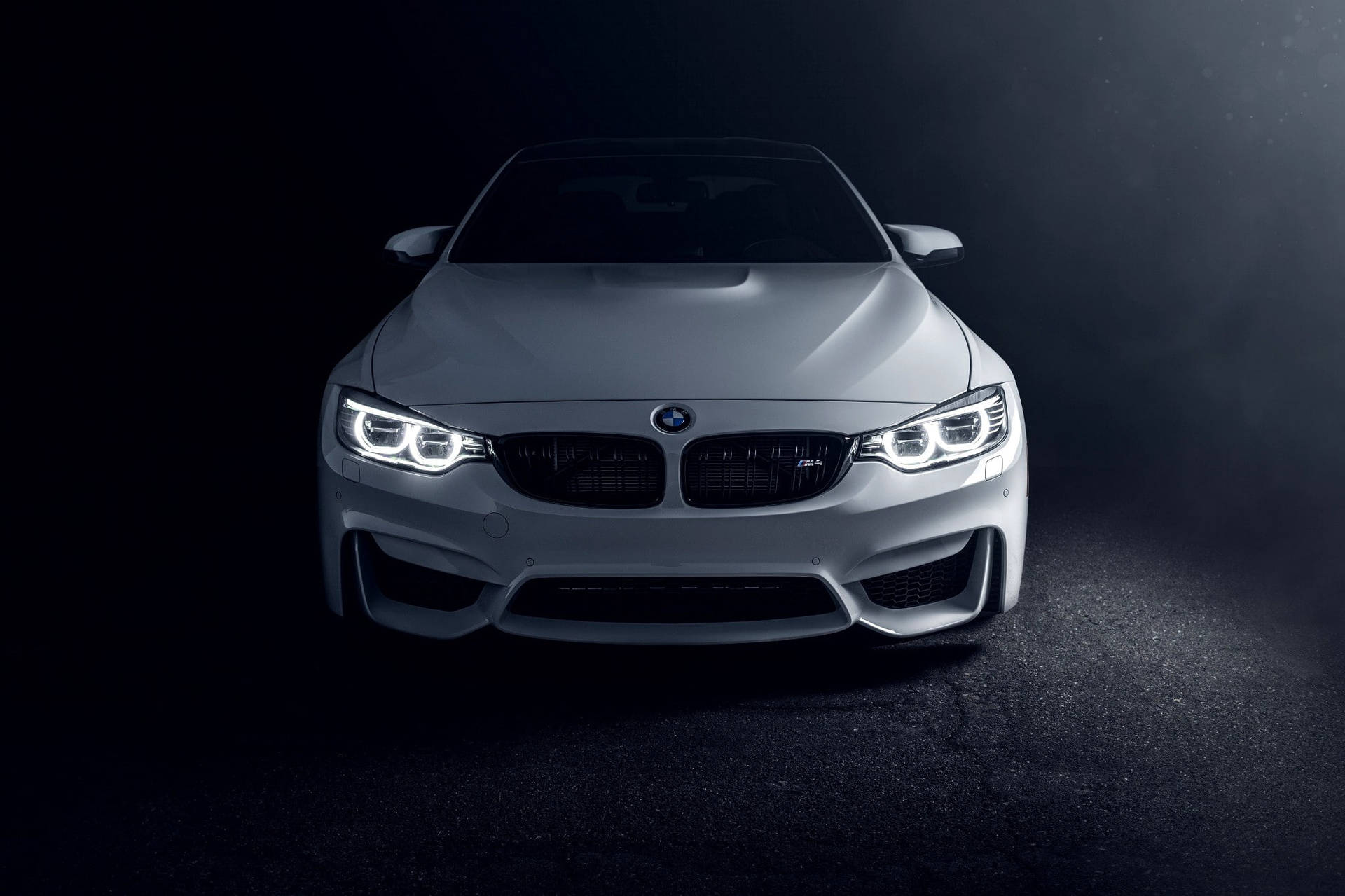 在黑暗攝影棚環境中，白色BMW跑車車頭燈閃爍。 — 汽車 壁紙