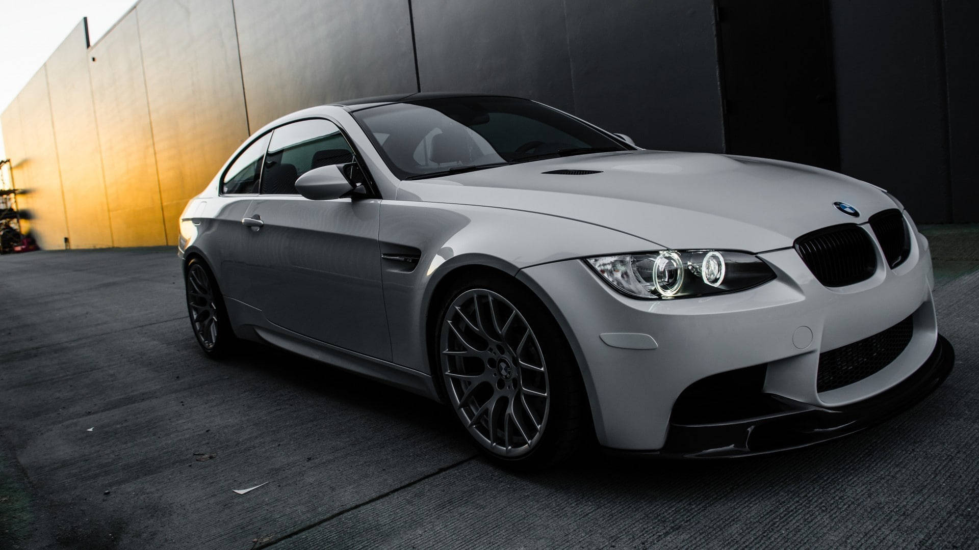 日落時分停在城市環境中的銀色BMW M3跑車。