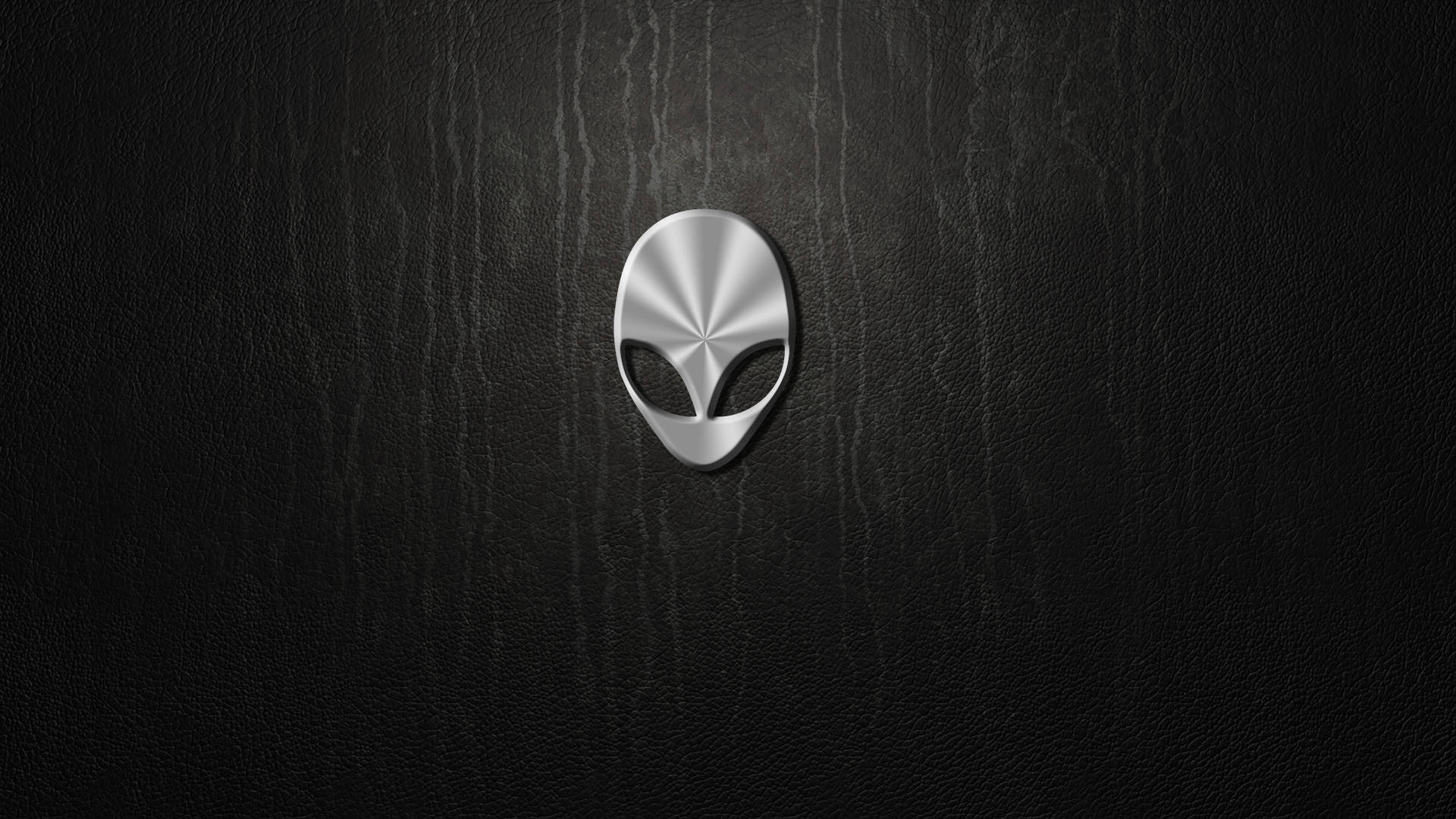 黑色皮革背景上的銀色外星人標誌