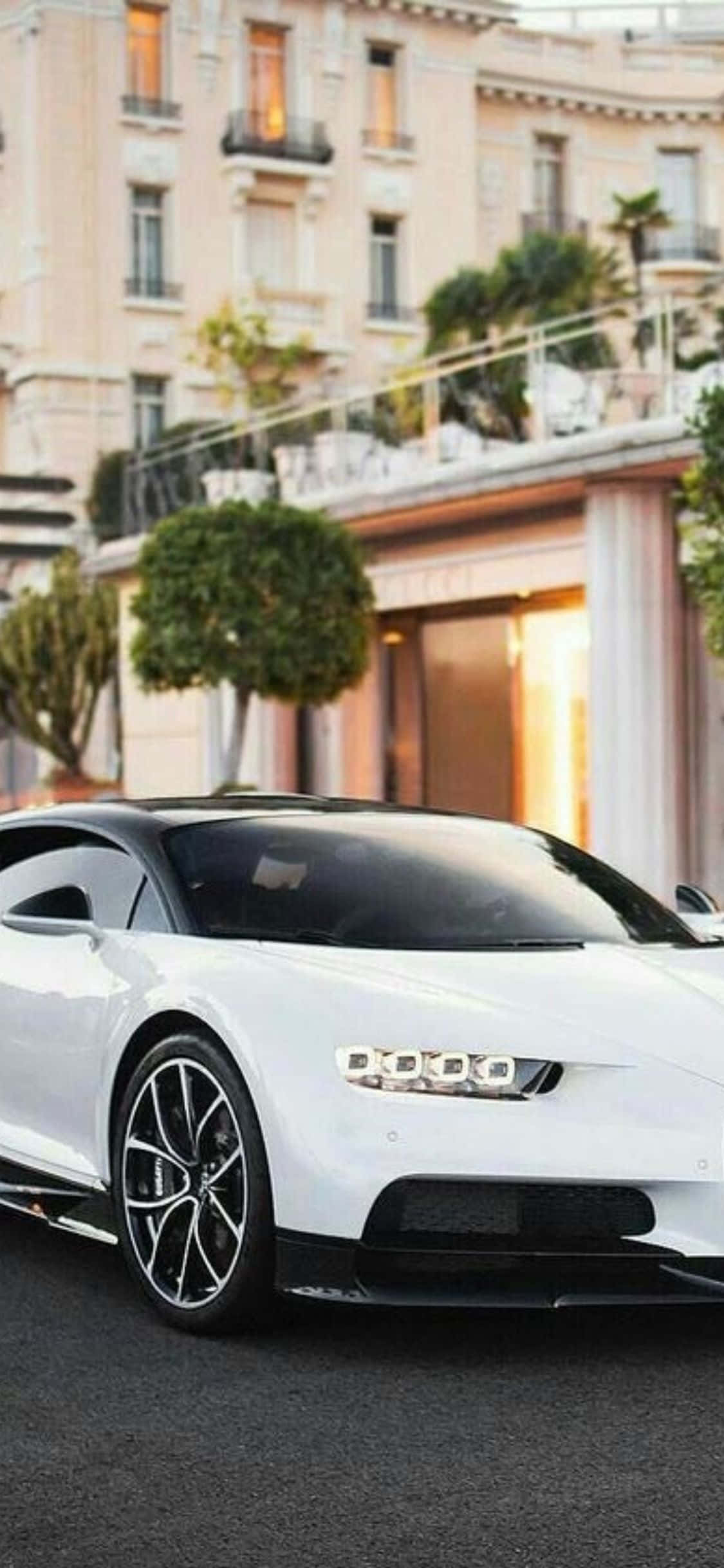 白色Bugatti Chiron停泊在一棟建築物前 壁紙
