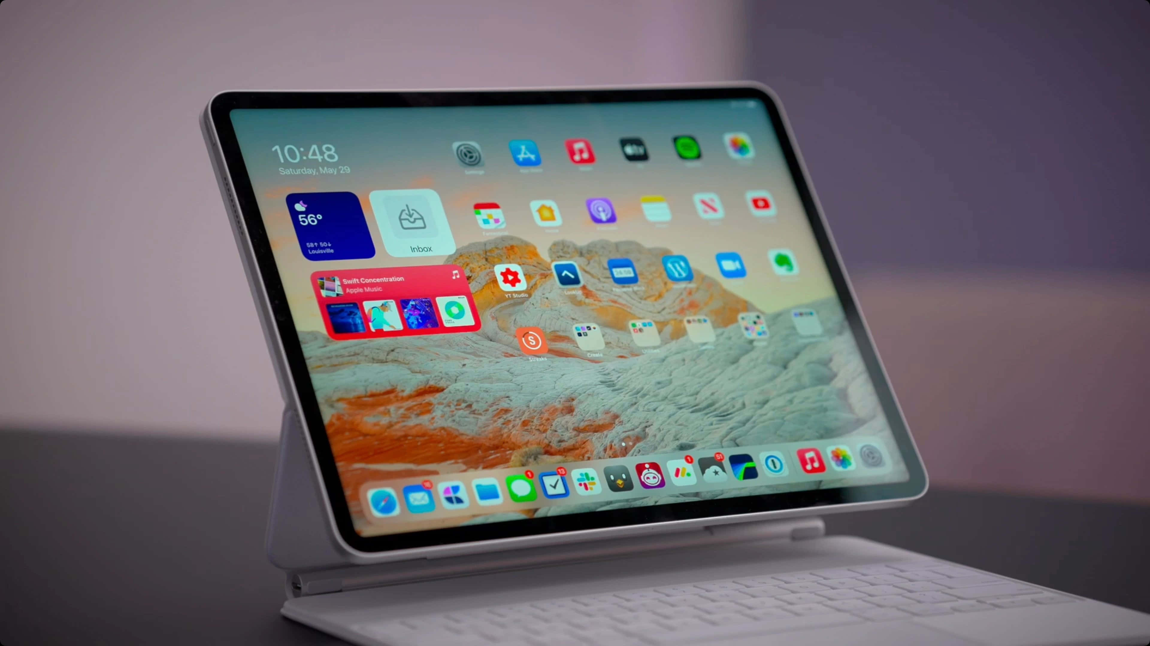 白色iPad Pro配備鍵盤在上方 壁紙