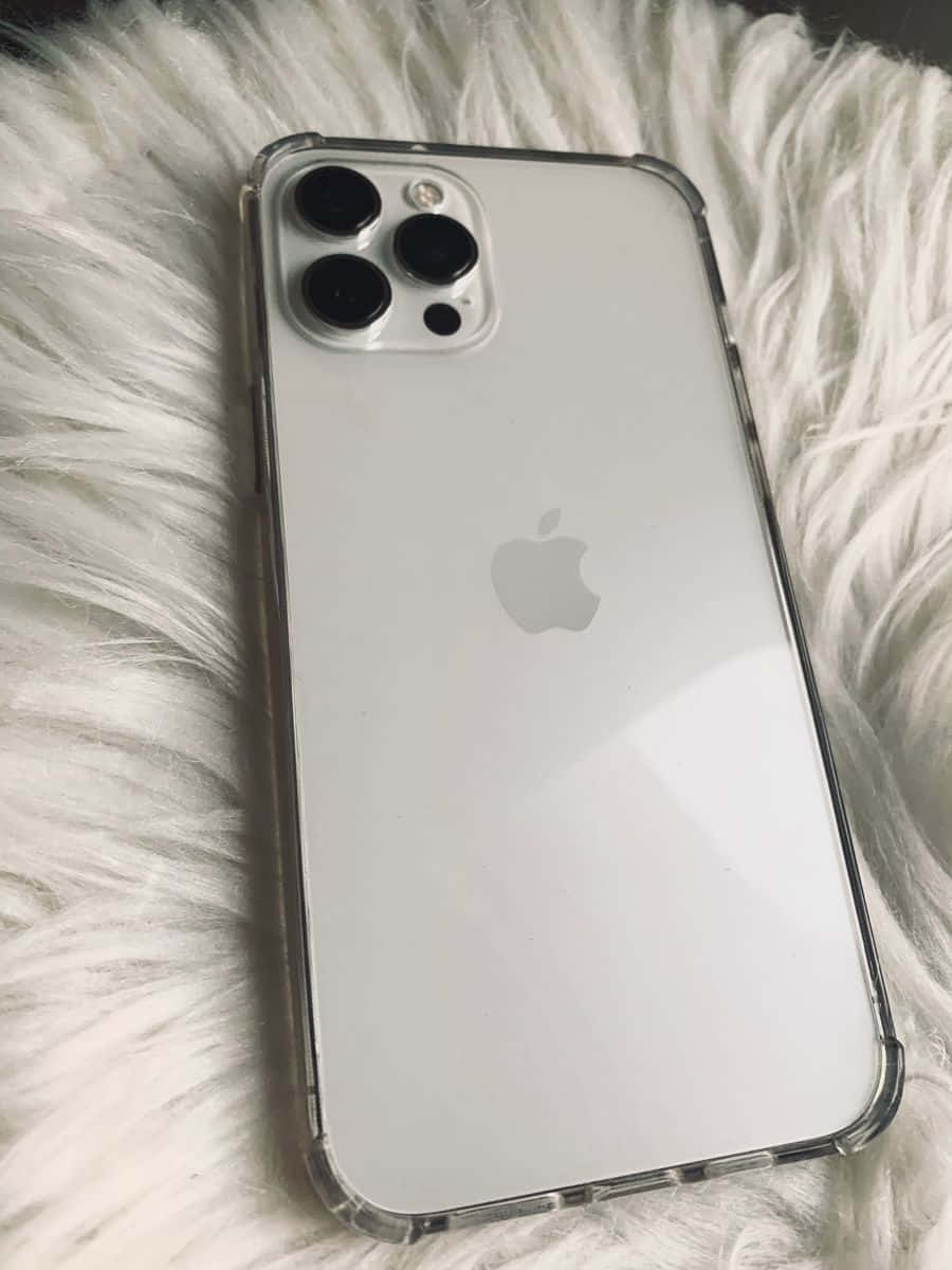 白色iPhone 11 Pro保護殼置於白色毛絨表面上 壁紙