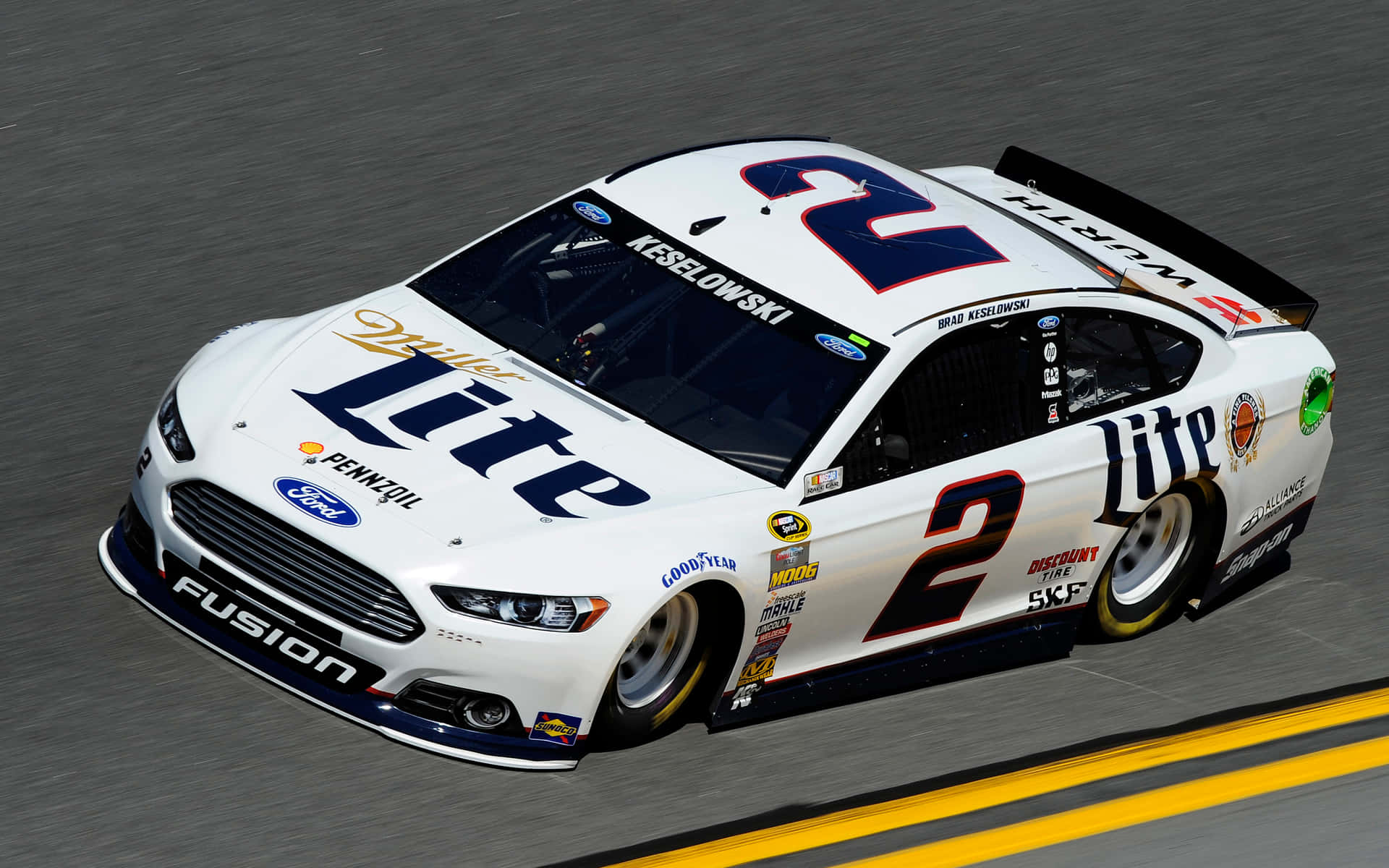 白色 Miller Lite Ford Fusion 賽車在黃線賽道上高速行駛。