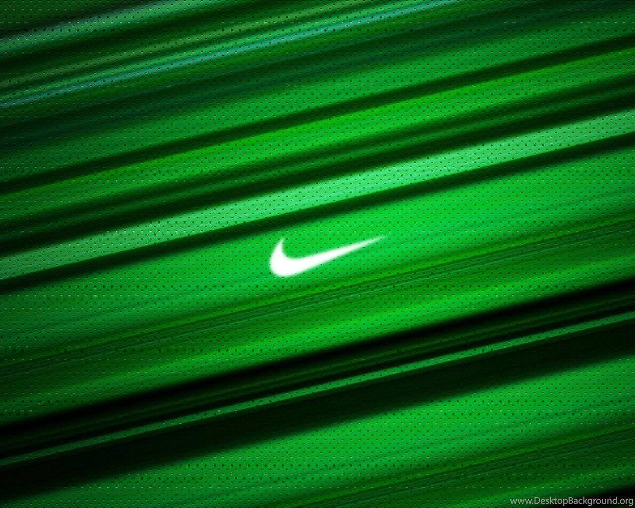 Nike 桌布 壁紙 — 白色Nike勾號標誌在充滿活力的綠色紋理布料上發光，帶有對角線動態模糊條紋。