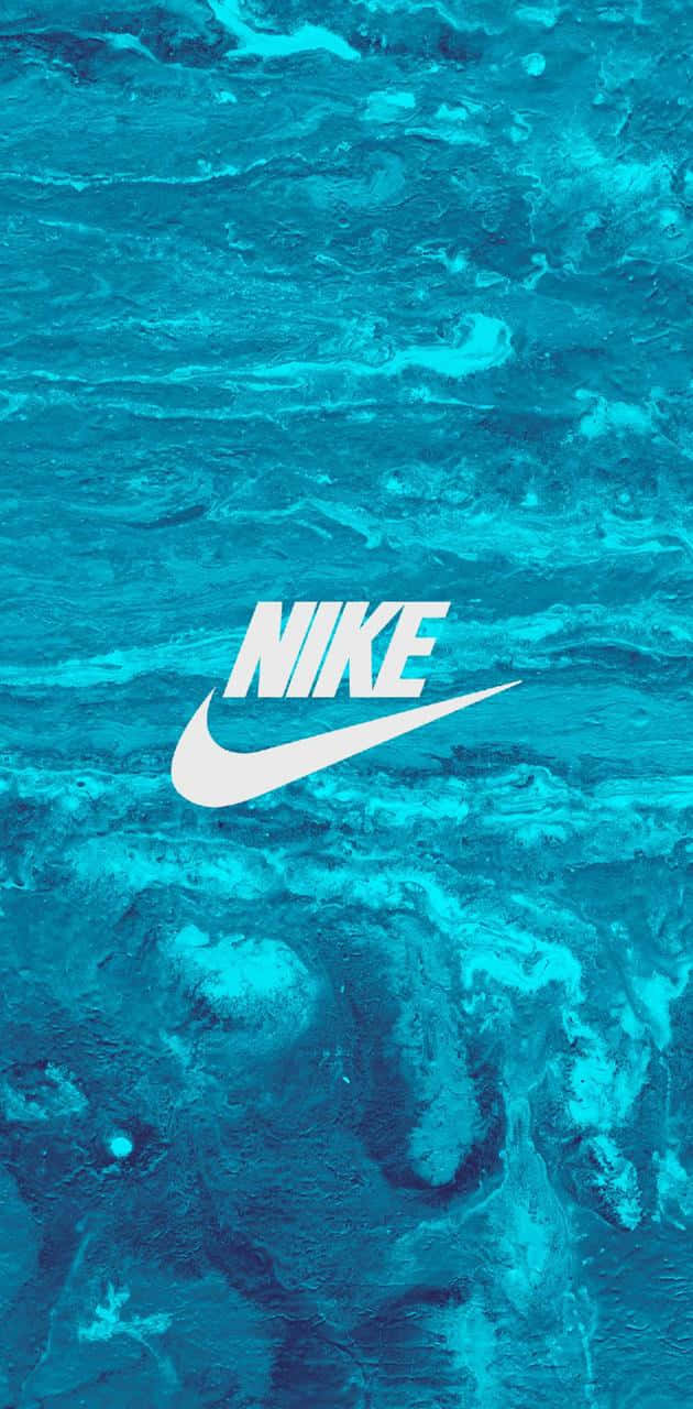Blue Nike 桌布 壁紙 — 白色Nike標誌漂浮在帶有漩渦圖案的紋理青綠色水狀背景上。
