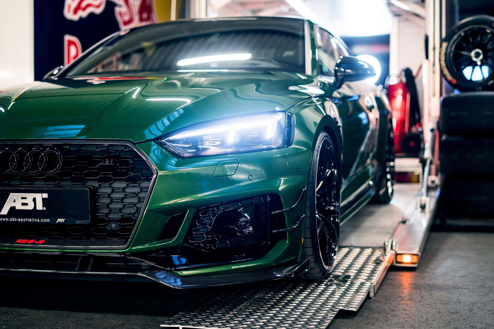 車間內測功機上的綠色ABT奧迪RS5。