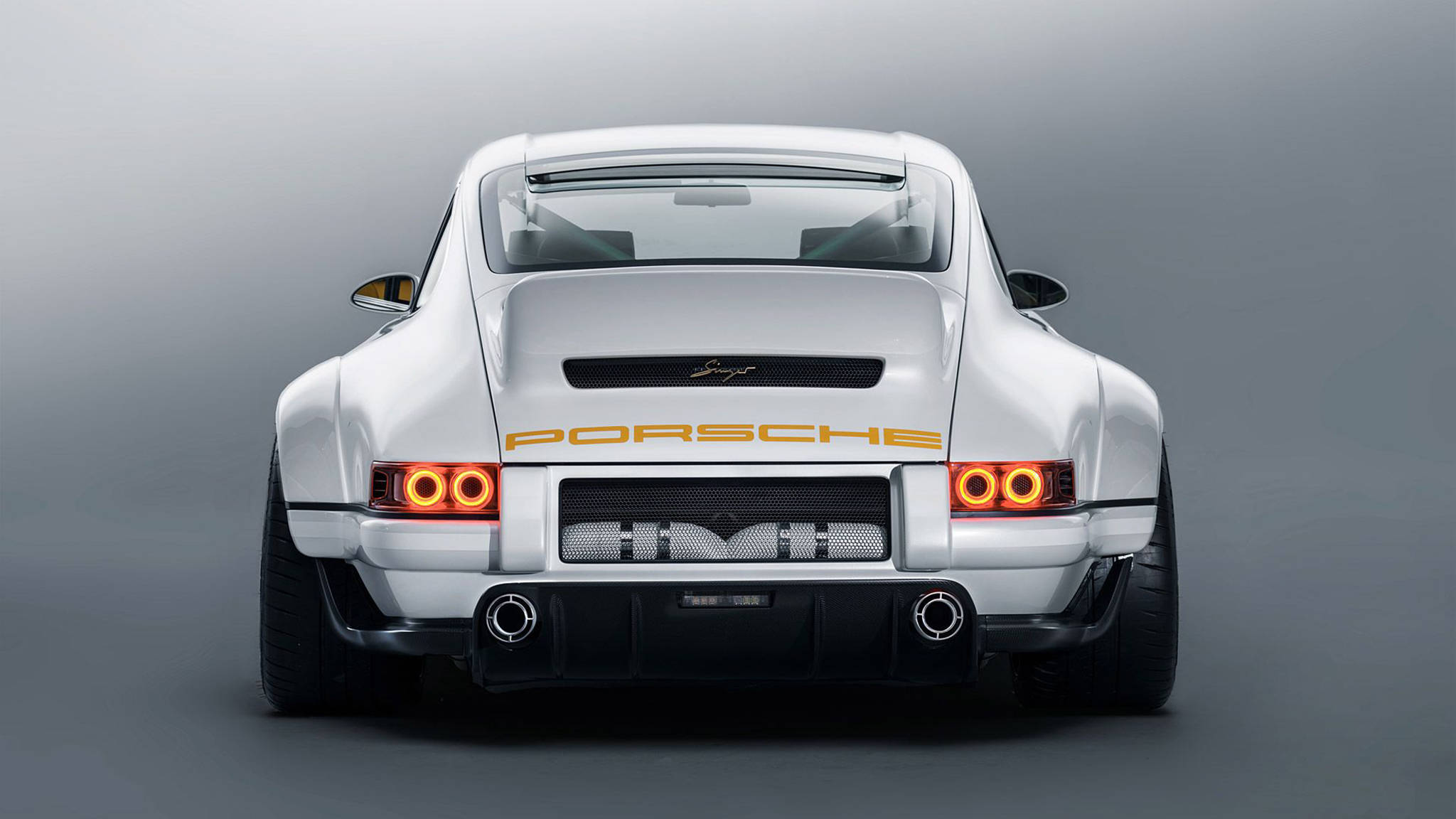 白色Singer Porsche後視特寫 壁紙 — 純白色保時捷911後視圖，帶有發光的橙色尾燈，背景為極簡灰色工作室。