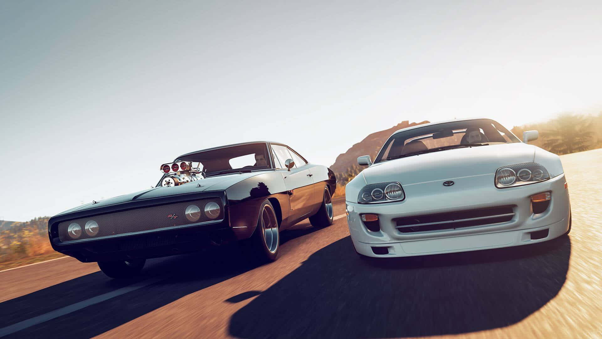 白色Supra 黑色道奇 最佳《速度與激情》背景 壁紙 — 兩輛經典肌肉車在陽光明媚的沙漠公路上並排奔馳，背景是岩石丘陵。