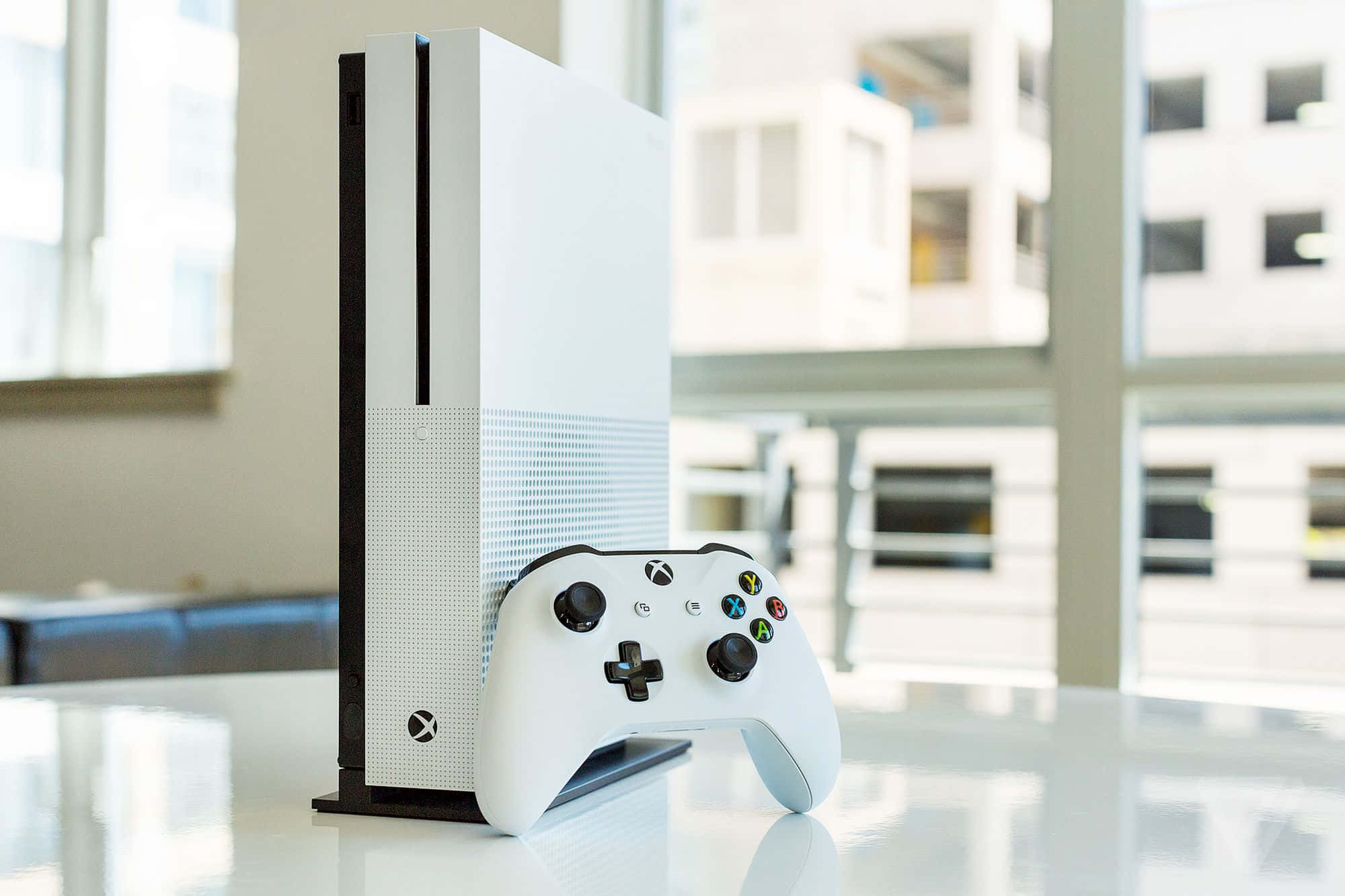 白色Xbox One主機放在桌上 壁紙