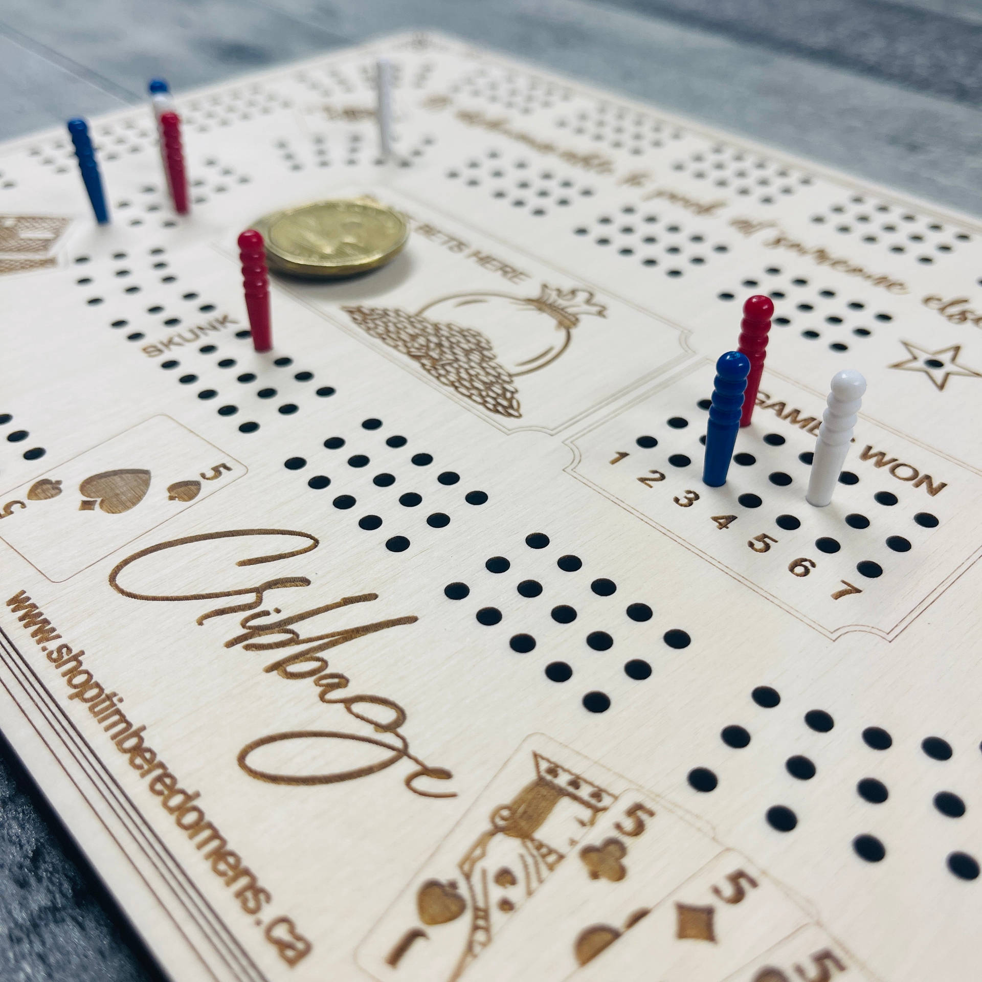 木製克里比奇棋盤，帶有彩色棋子和一枚硬幣在遊戲中。
