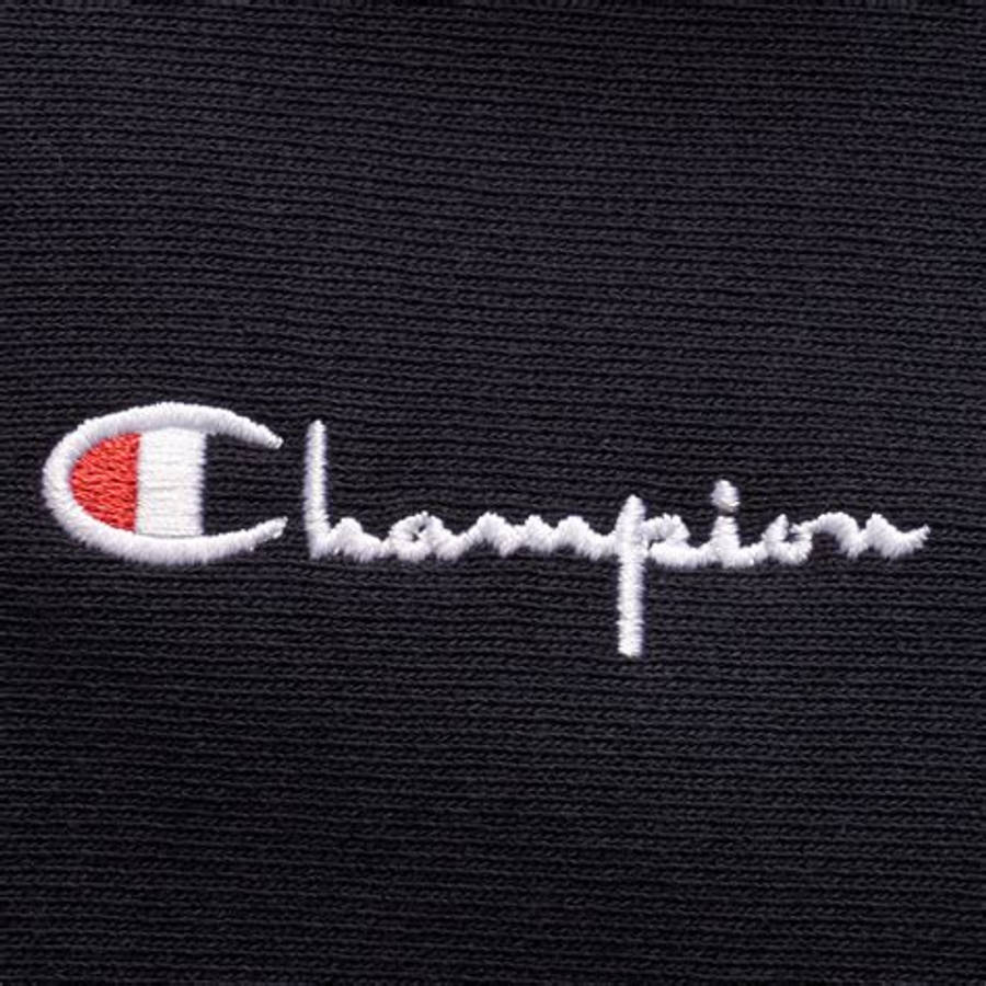 冠軍 桌布 壁紙 — 白色刺繡Champion標誌的特寫，位於帶有紅白條紋C的紋理黑色布料上。