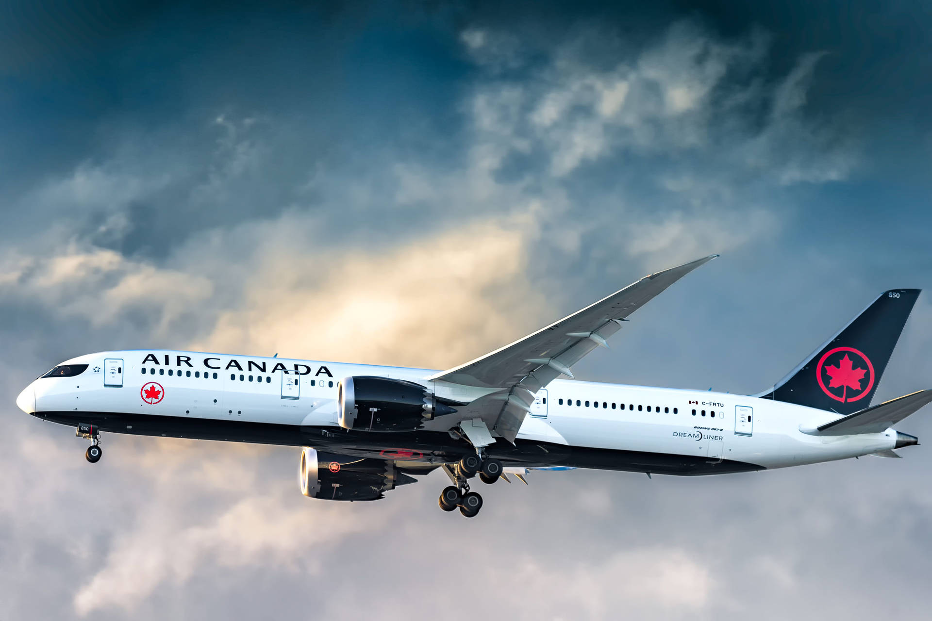 加拿大航空飛機在多雲天空中飛行，起落架放下