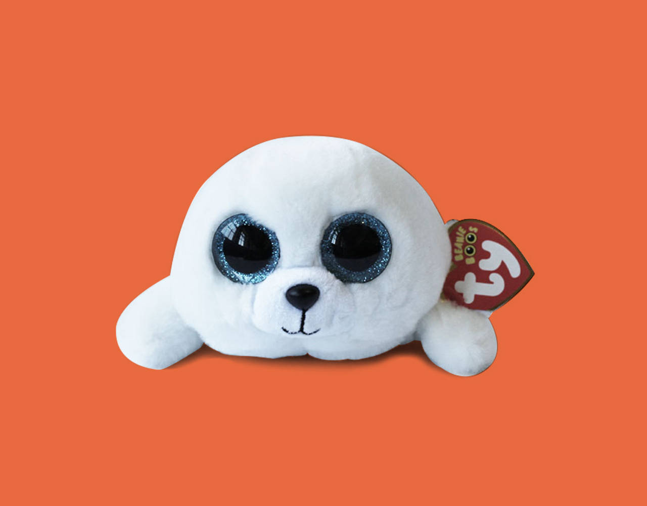 白色可愛Beanie Boos絨毛玩具 壁紙 — 一隻白色 Ty Beanie Baby 海豹，擁有閃閃發光的藍色眼睛，靠在純橙色背景上。